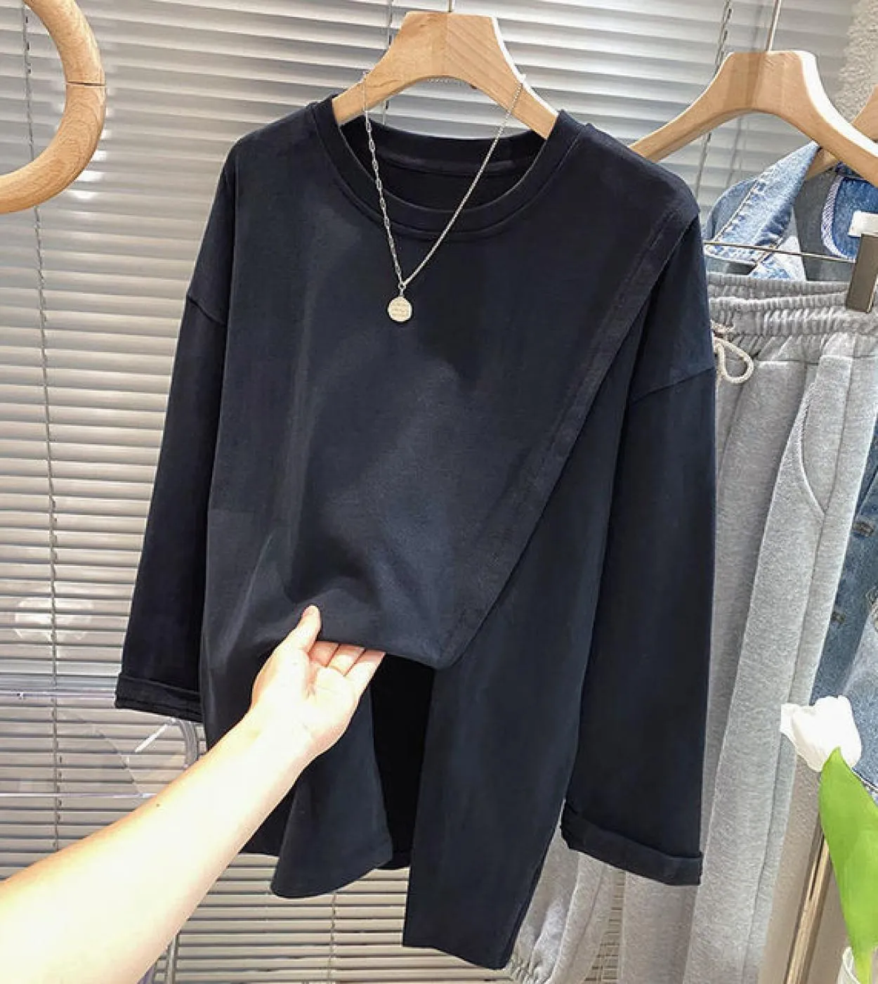2022 Primavera Autunno Moda Donna T-shirt allentata asimmetrica Allmatched Casual Oneck T-shirt lunga in cotone Femme Top C602
