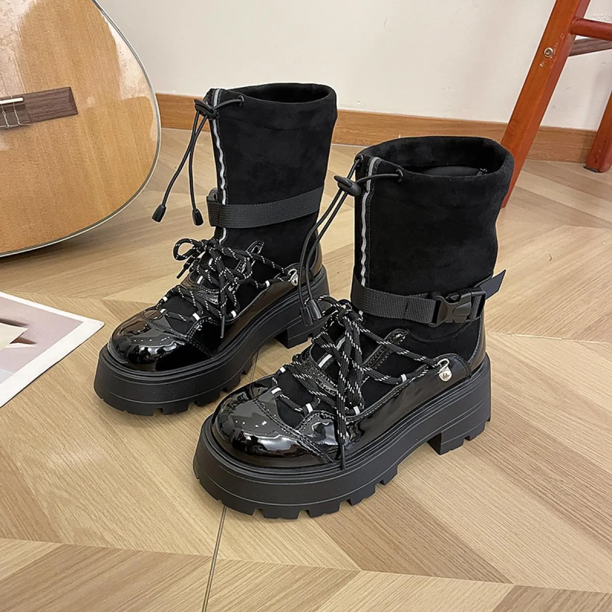 2023 Stivali moda Chelsea Scarpe da donna Stivali invernali Lace Up New Chunky Goth Gladiatore Stivali da neve Designer Punk Lad