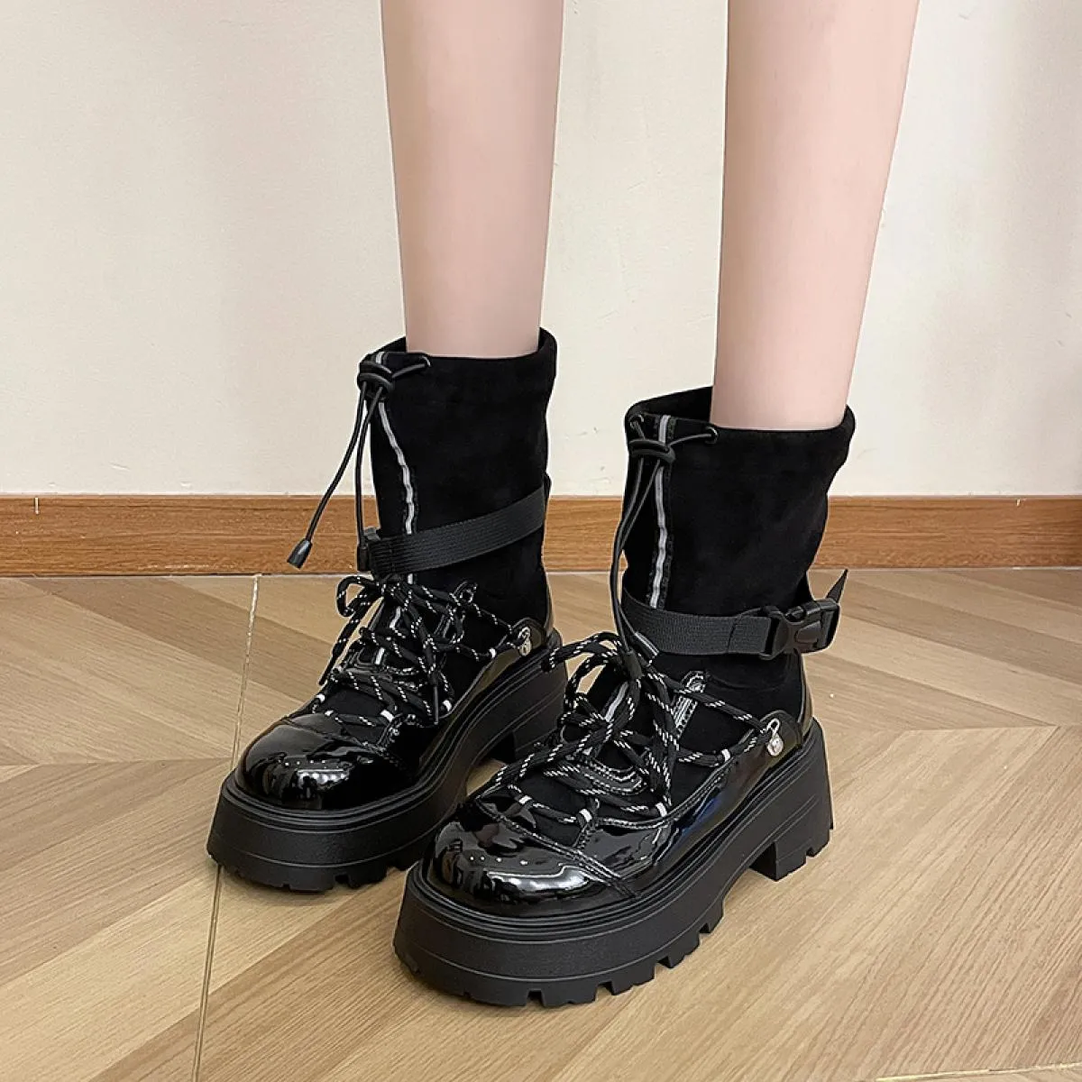 2023 Stivali moda Chelsea Scarpe da donna Stivali invernali Lace Up New Chunky Goth Gladiatore Stivali da neve Designer Punk Lad