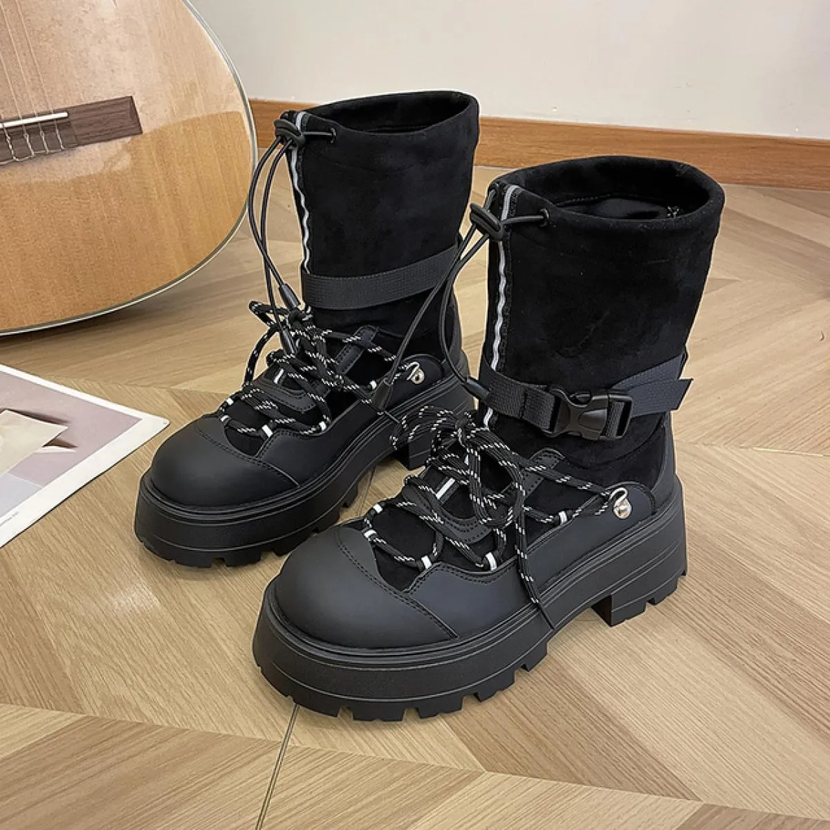 2023 Stivali moda Chelsea Scarpe da donna Stivali invernali Lace Up New Chunky Goth Gladiatore Stivali da neve Designer Punk Lad