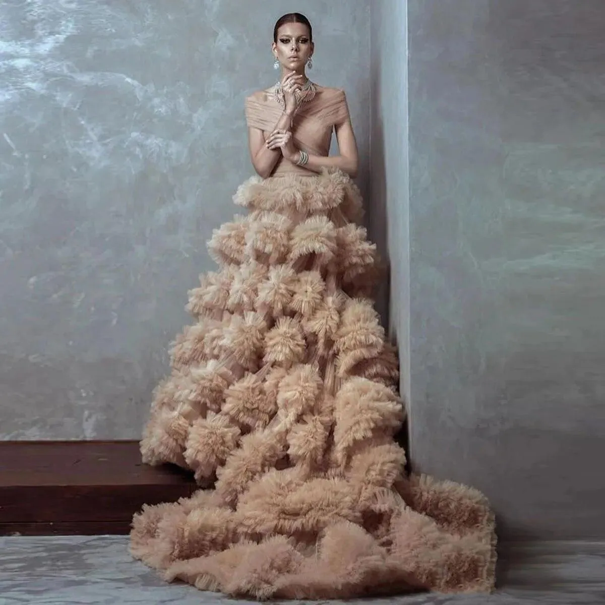 Abiti da festa formali in tulle con volant alla moda con spalle scoperte Strati lunghi a strati Abito lungo da ballo Abito da sp