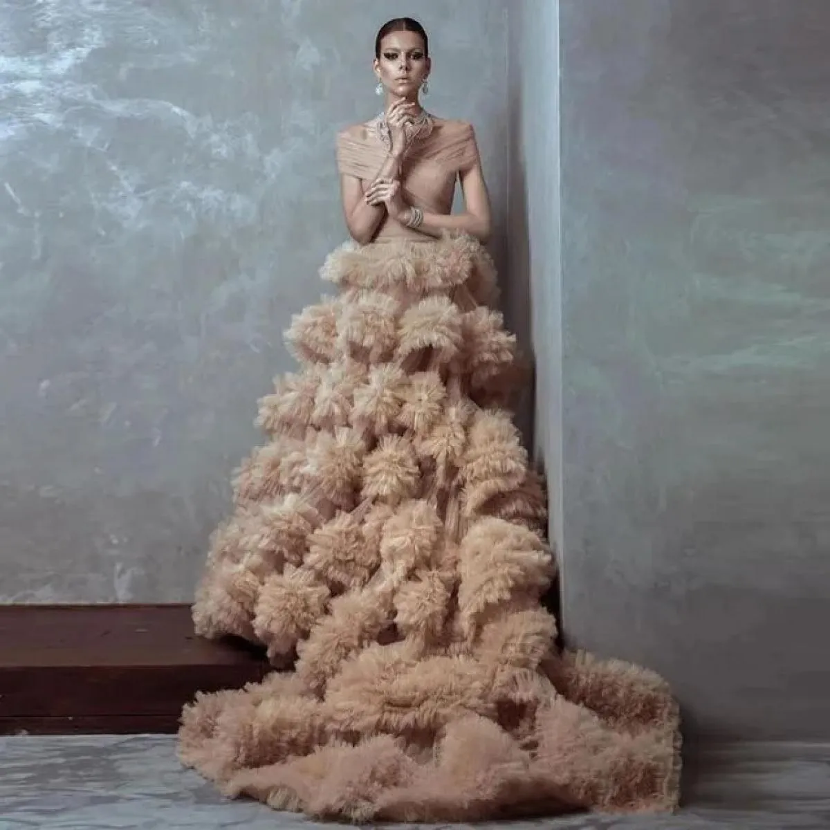 Abiti da festa formali in tulle con volant alla moda con spalle scoperte Strati lunghi a strati Abito lungo da ballo Abito da sp