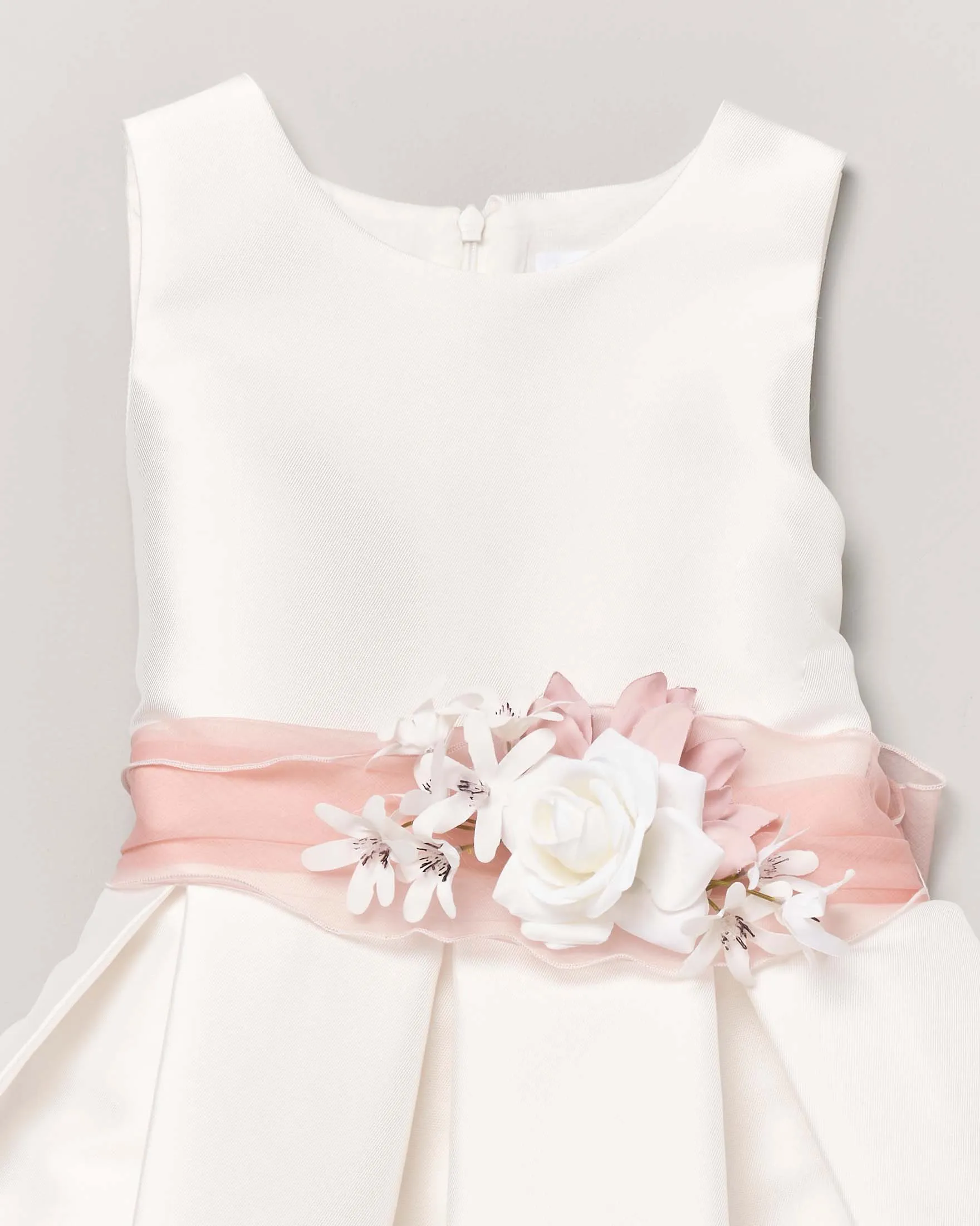 Abito bianco effetto lucido smanicato con gonna ampia e fascia floreale rosa antico 6 anni