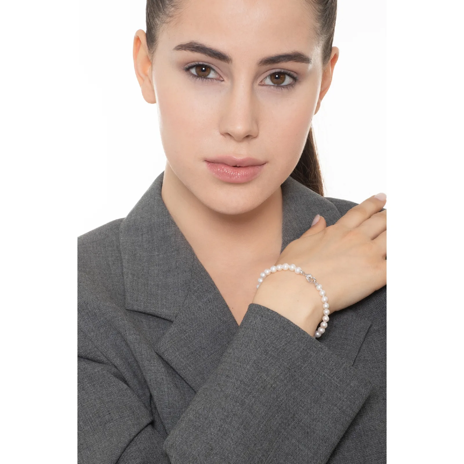 Bracciale di perle giapponesi con chiusura in oro bianco 18k e diamanti