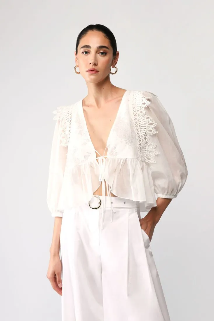 Camicia cropped con scollo a V e maniche a sbuffo