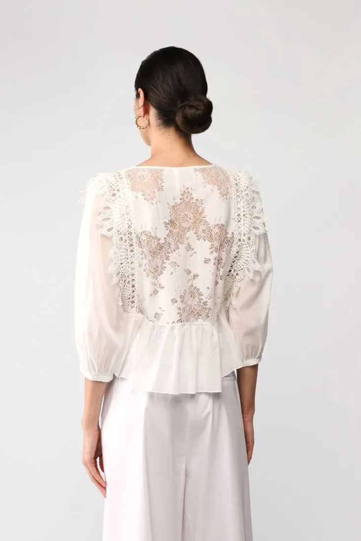 Camicia cropped con scollo a V e maniche a sbuffo