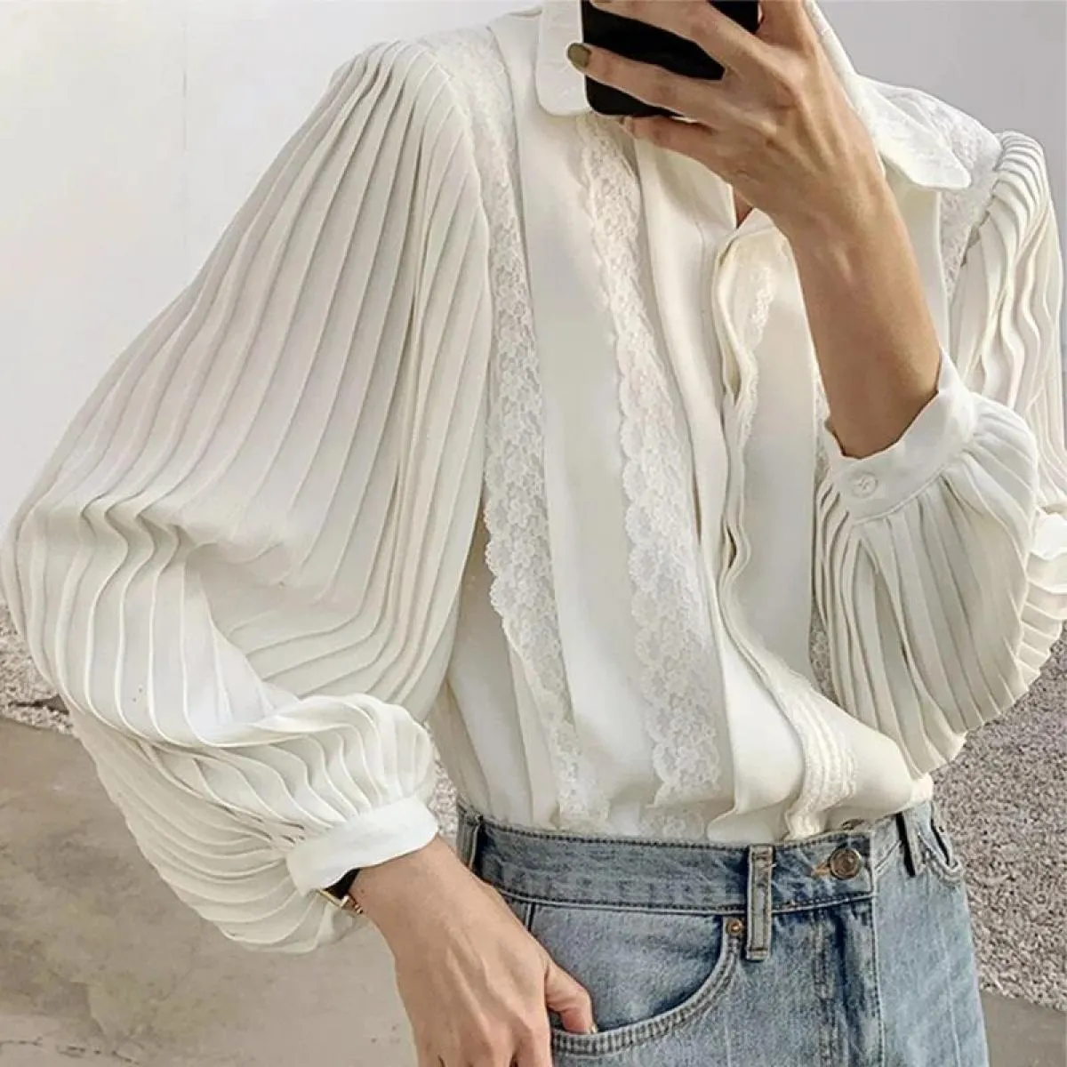 Camicia da donna con maniche a lanterna pieghettate dal design ampio e monopetto in patchwork di pizzo con bavero stile francese