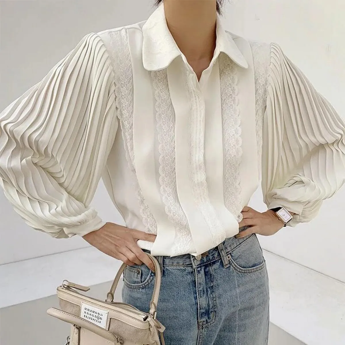Camicia da donna con maniche a lanterna pieghettate dal design ampio e monopetto in patchwork di pizzo con bavero stile francese