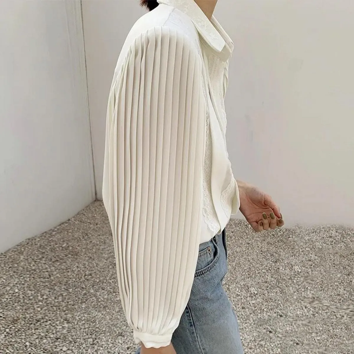 Camicia da donna con maniche a lanterna pieghettate dal design ampio e monopetto in patchwork di pizzo con bavero stile francese