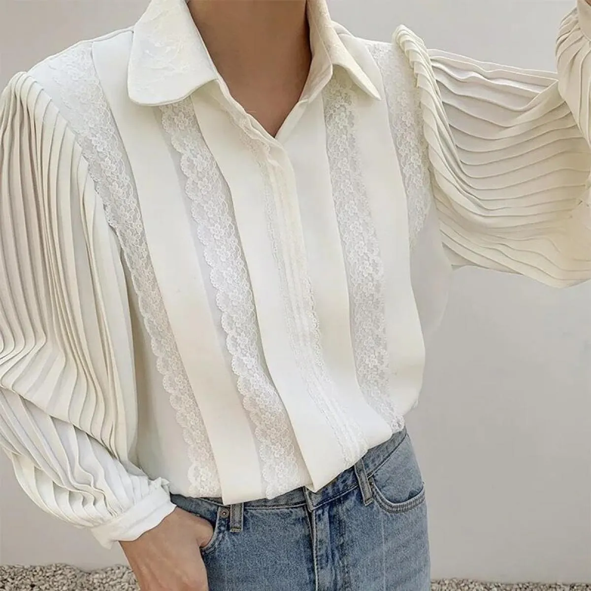Camicia da donna con maniche a lanterna pieghettate dal design ampio e monopetto in patchwork di pizzo con bavero stile francese