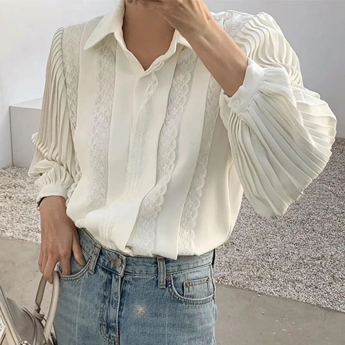 Camicia da donna con maniche a lanterna pieghettate dal design ampio e monopetto in patchwork di pizzo con bavero stile francese