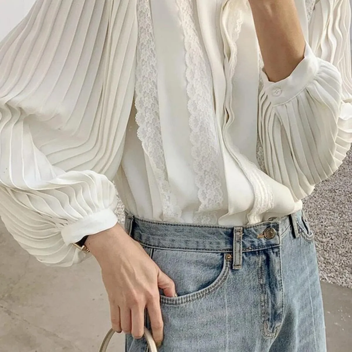 Camicia da donna con maniche a lanterna pieghettate dal design ampio e monopetto in patchwork di pizzo con bavero stile francese