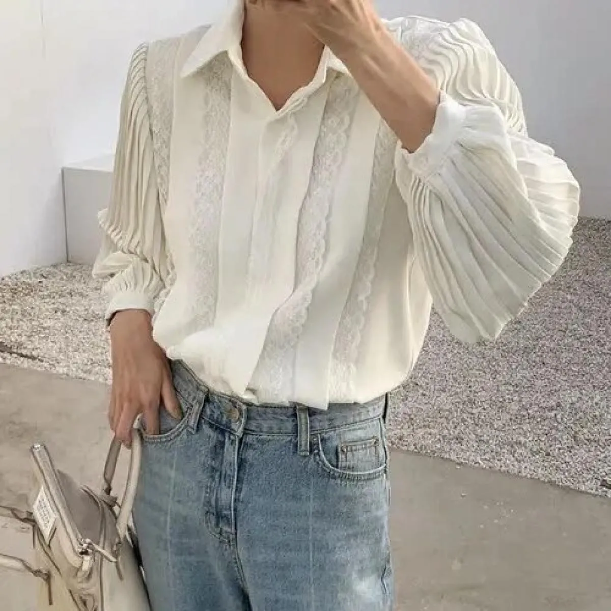 Camicia da donna con maniche a lanterna pieghettate dal design ampio e monopetto in patchwork di pizzo con bavero stile francese