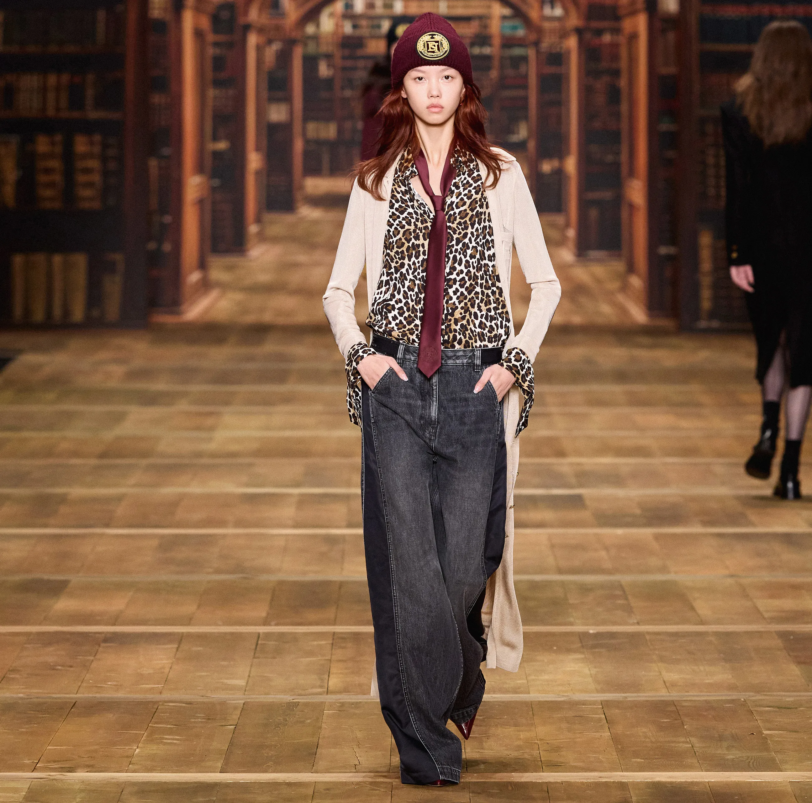 Camicia in georgette animalier con polsi a nastro