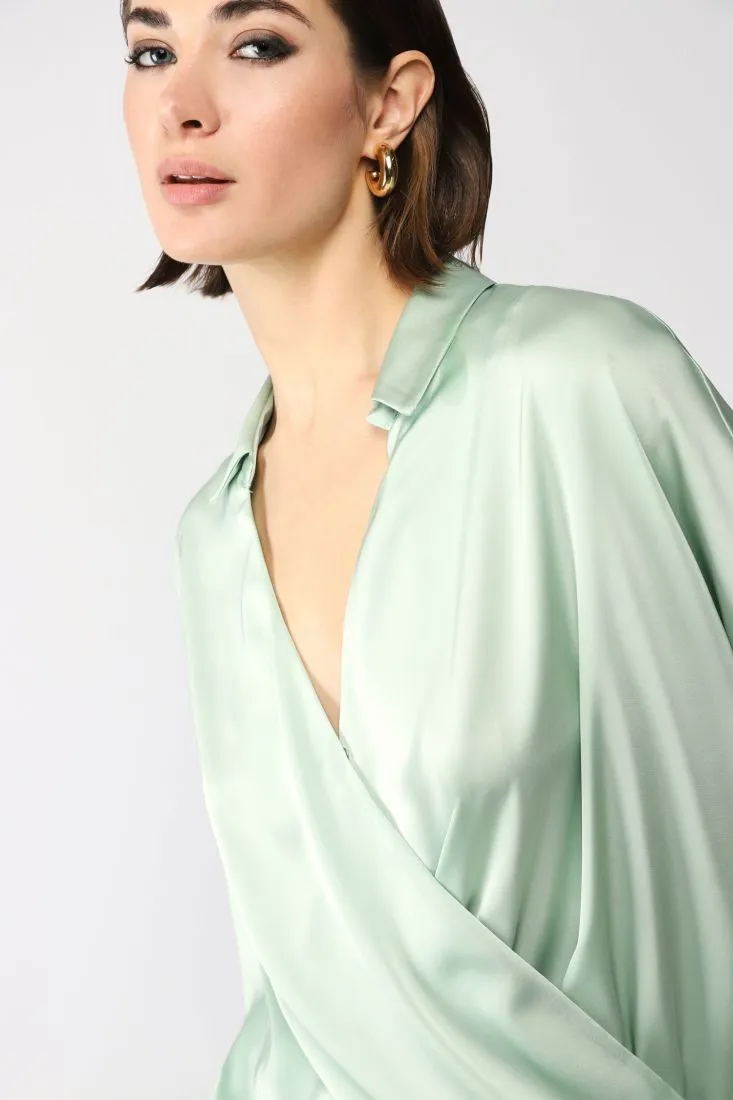 Camicia monocolour con scollo a incrocio e colletto