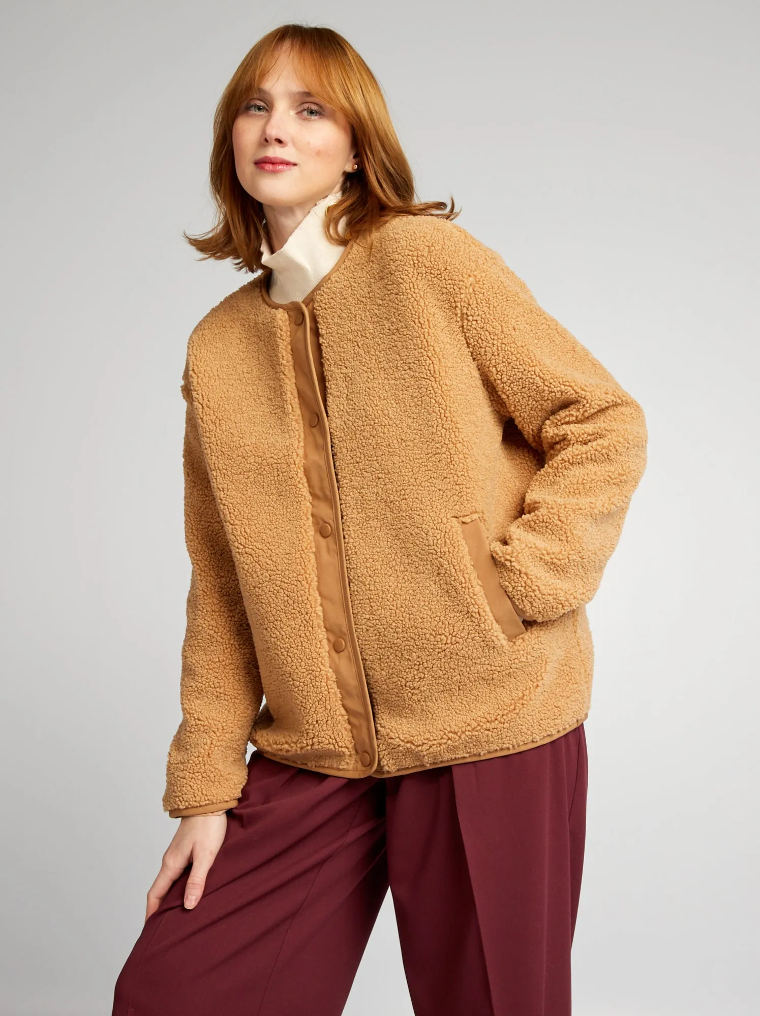 Cappotto corto in due materiali sherpa - MARRONE