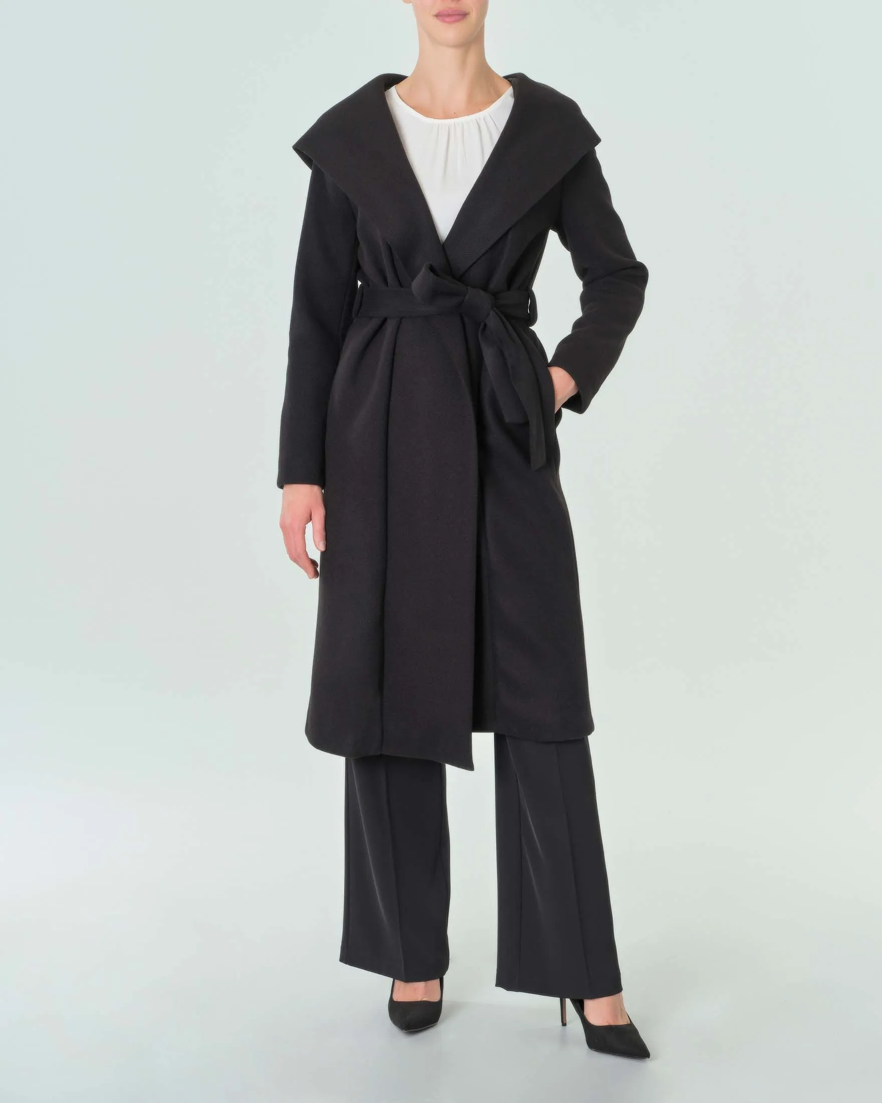 Cappotto nero a vestaglia con scollo sciallato e cappuccio