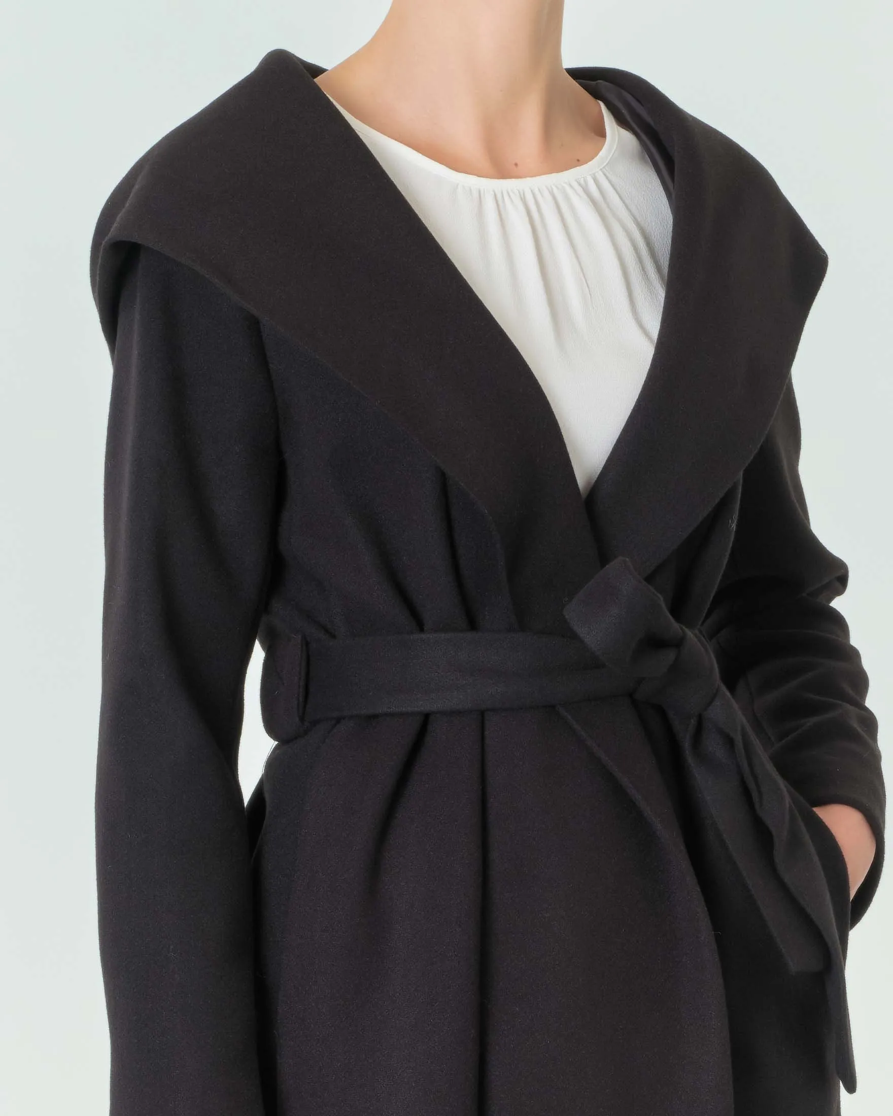 Cappotto nero a vestaglia con scollo sciallato e cappuccio