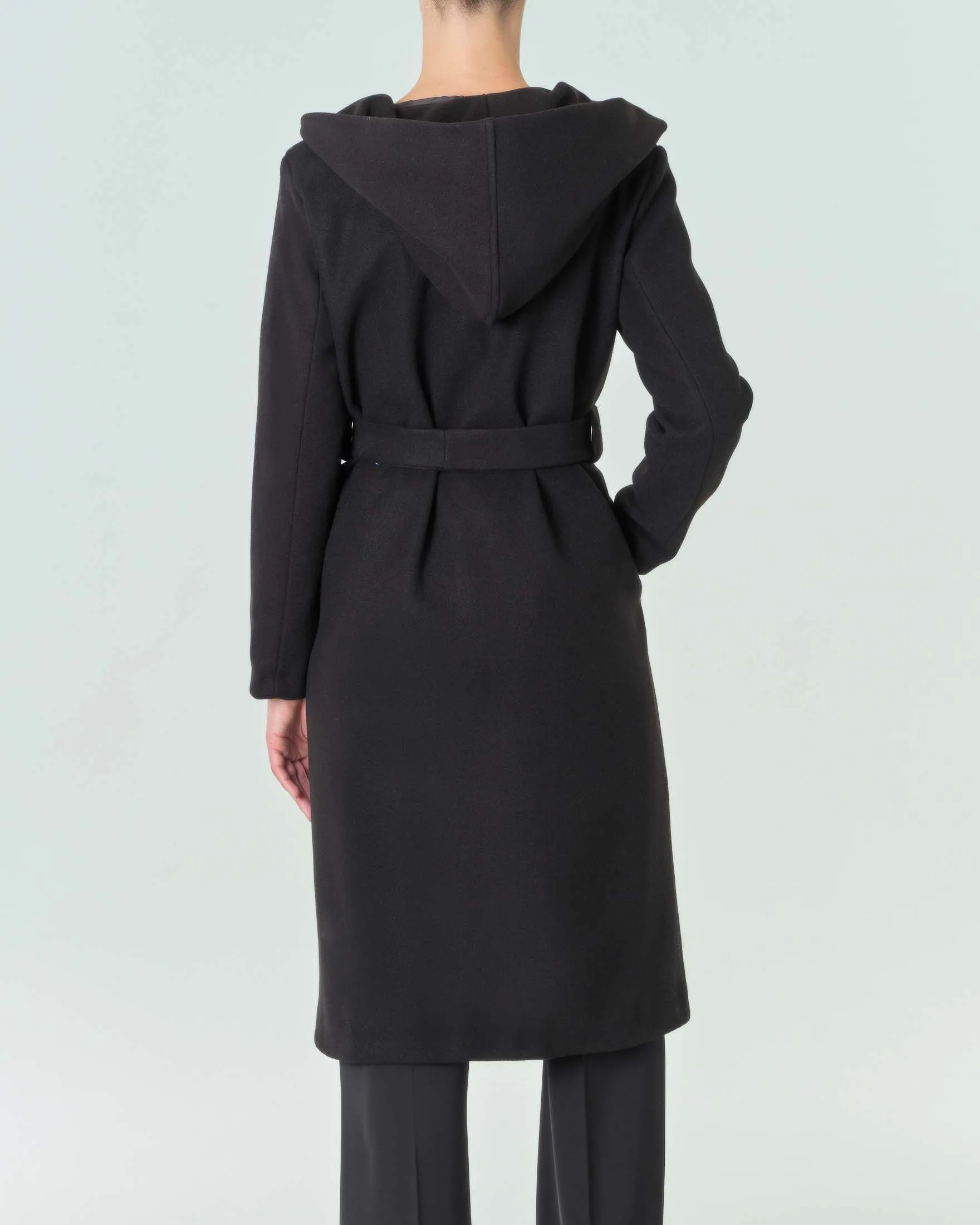 Cappotto nero a vestaglia con scollo sciallato e cappuccio