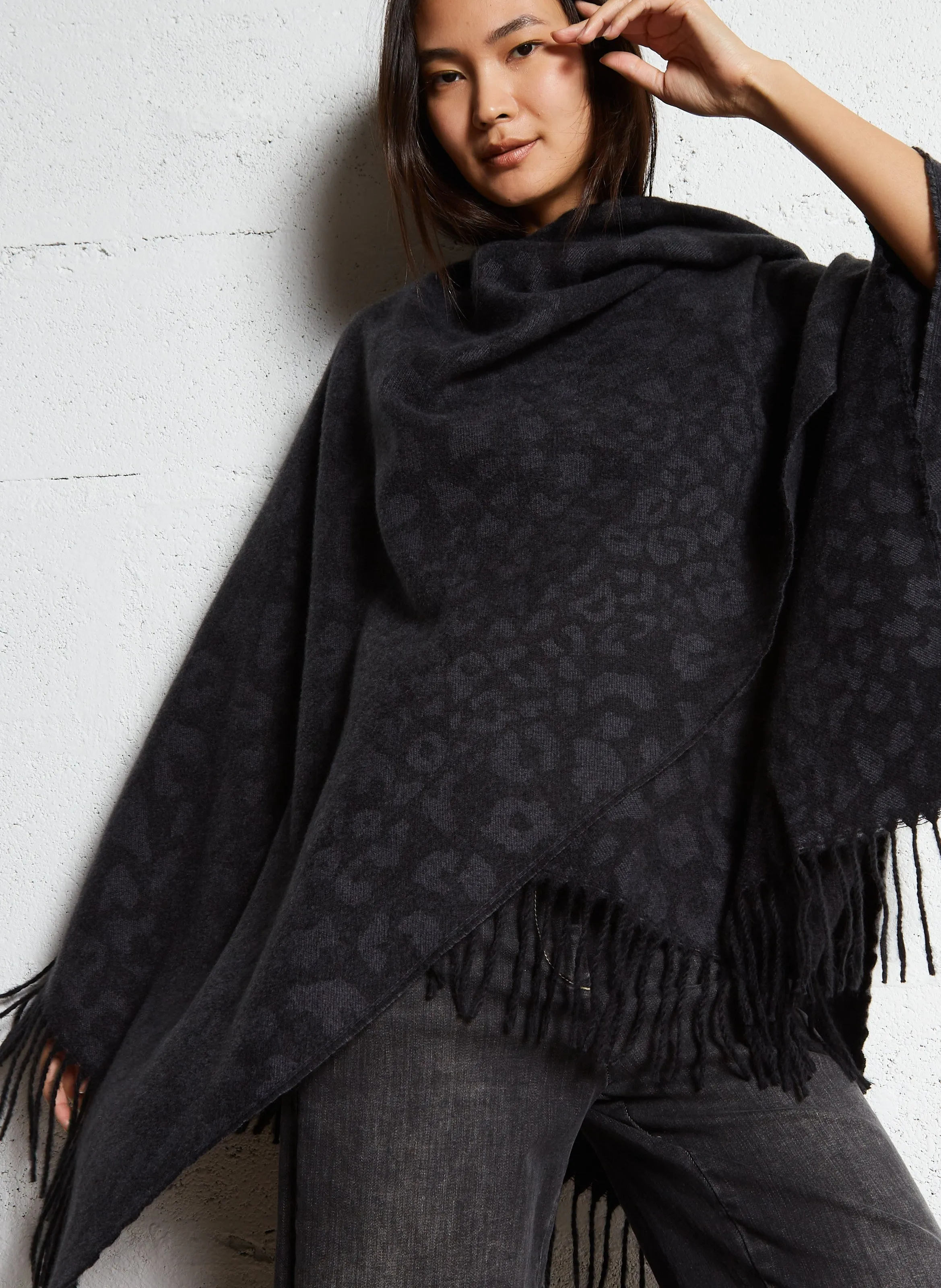  LE TEMPS DES CERISES   CARZOLA - Poncho motivo leopardato | Nero