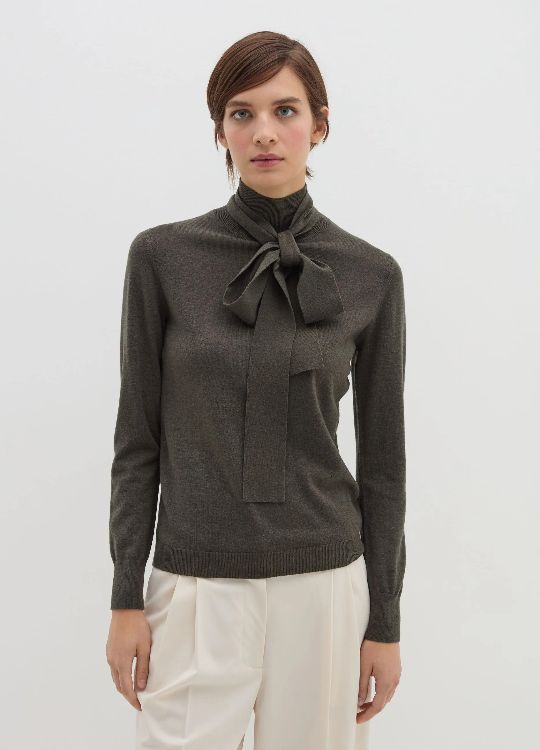 Maglia a collo alto con foulard