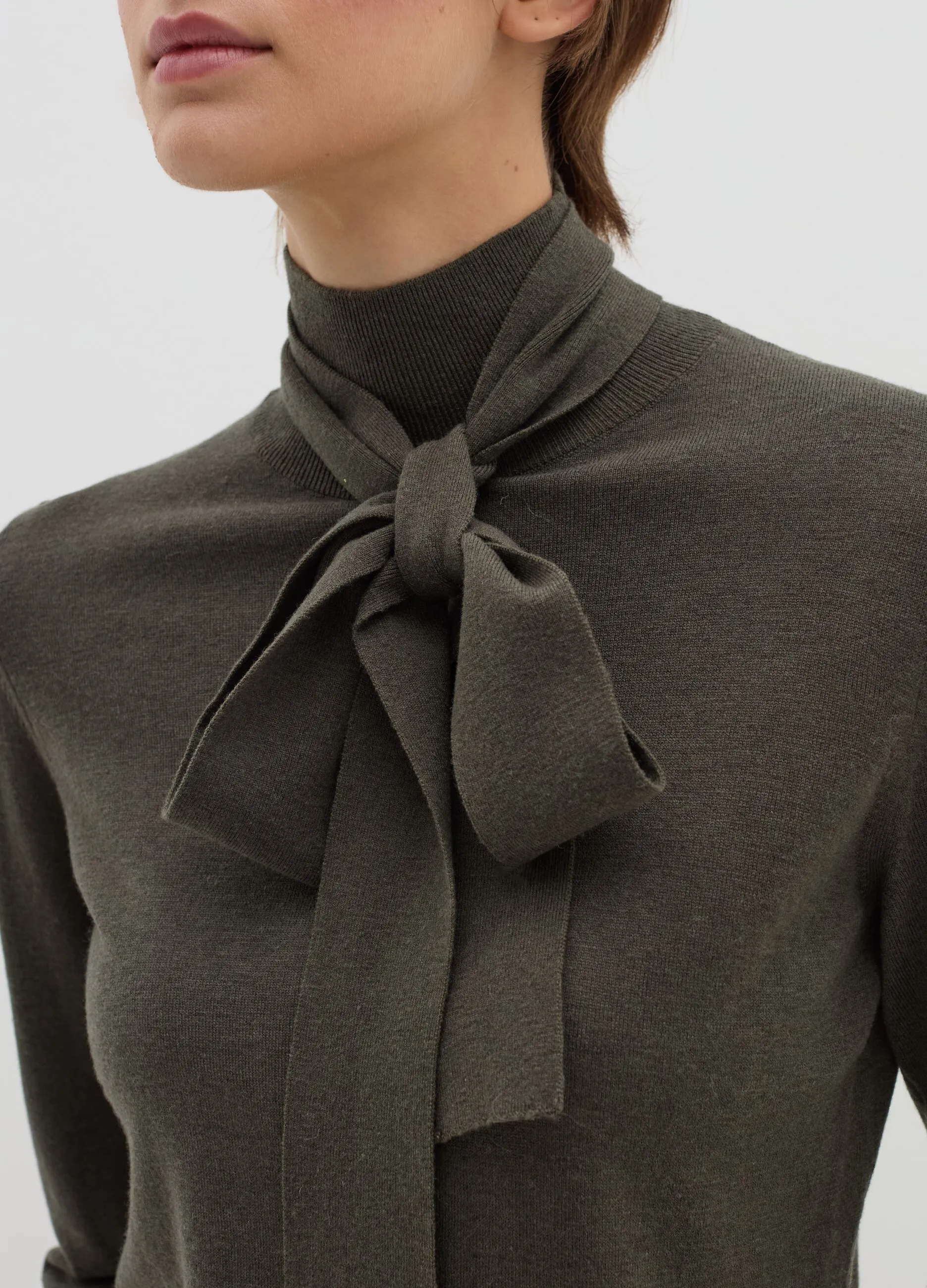 Maglia a collo alto con foulard