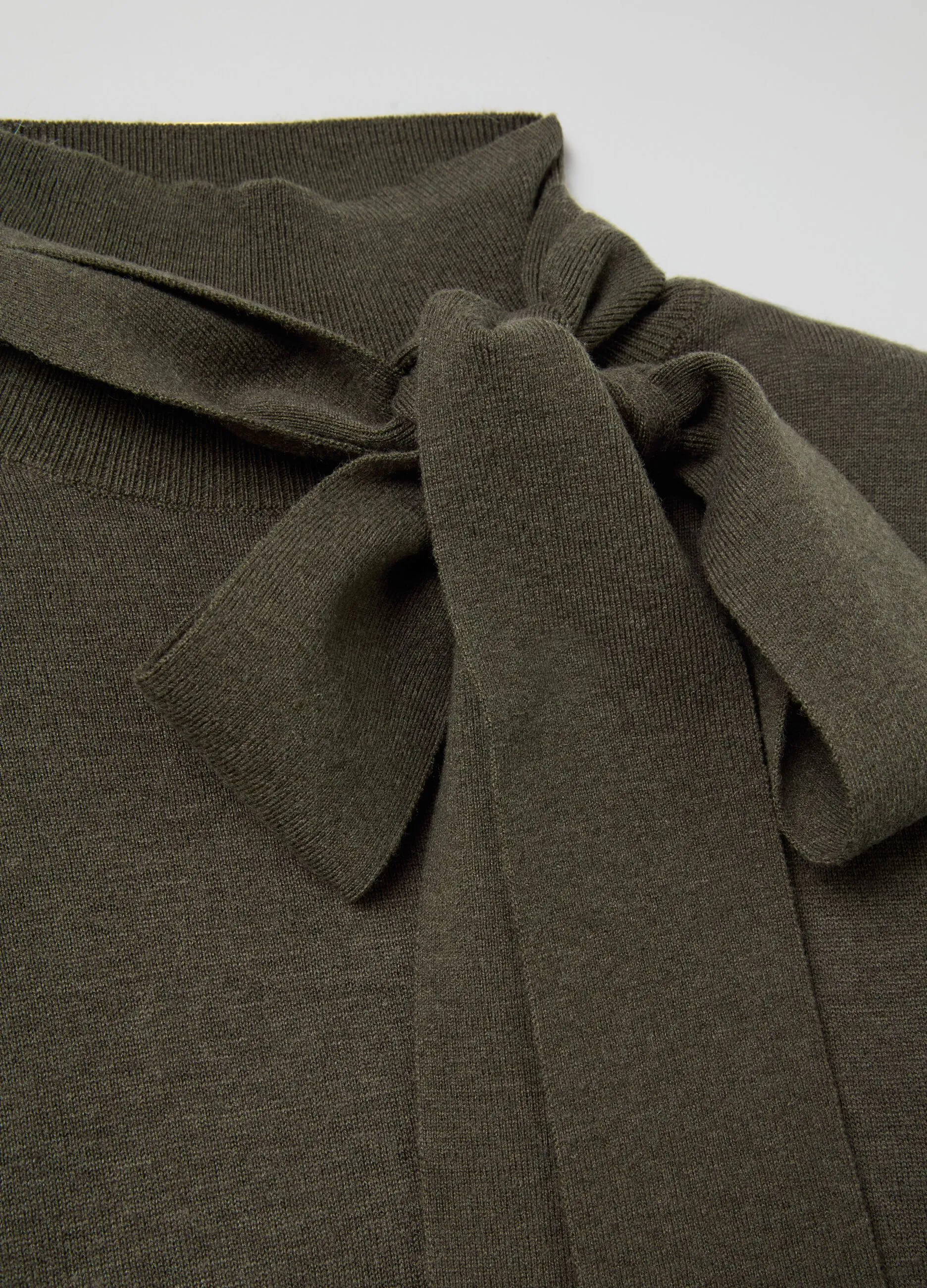Maglia a collo alto con foulard
