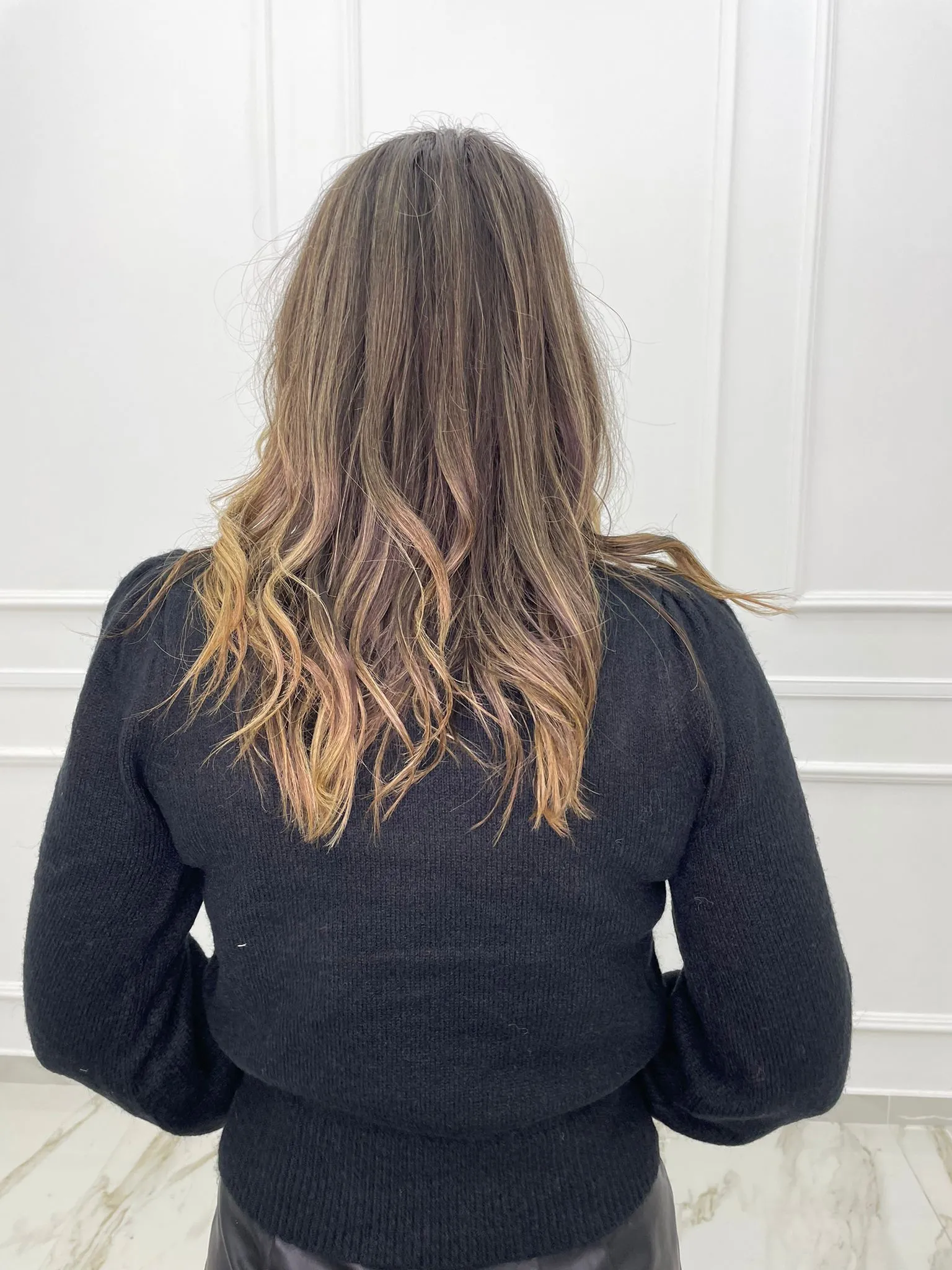 Maglia giro collo con perle e spalle a sbuffo
