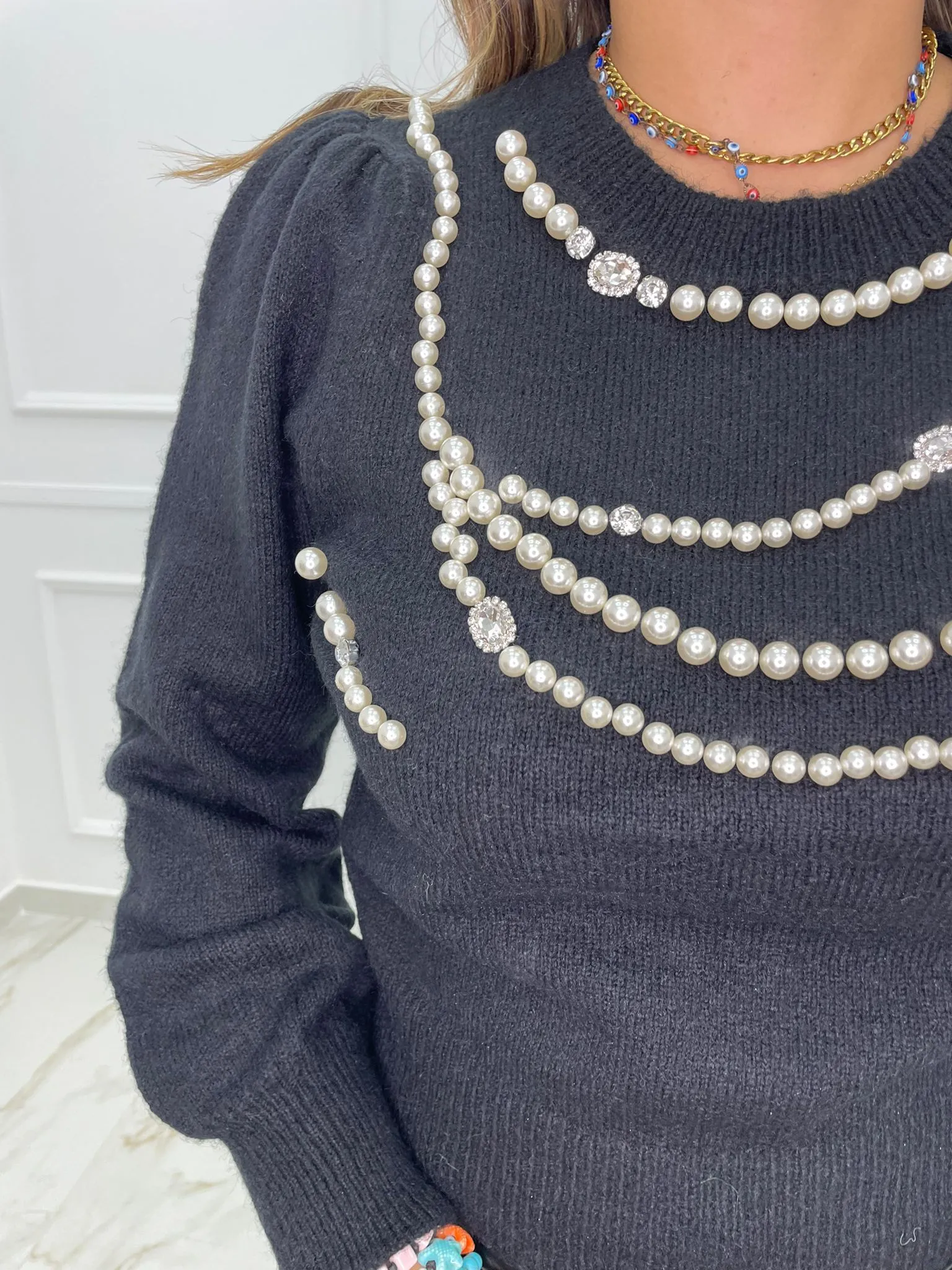 Maglia giro collo con perle e spalle a sbuffo