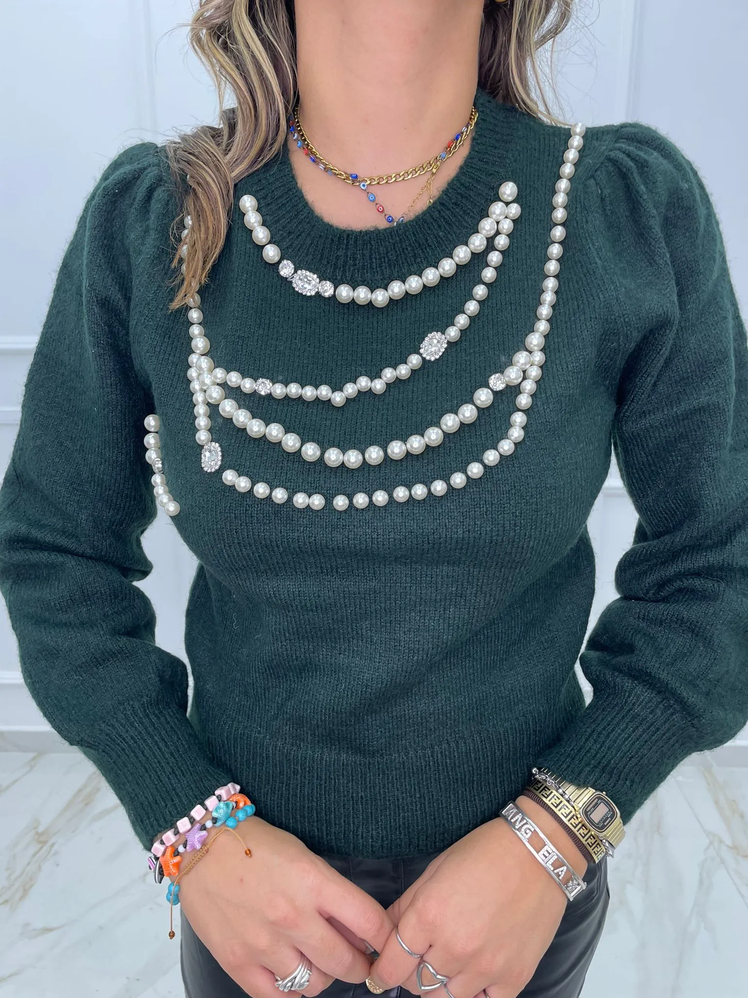 Maglia giro collo con perle e spalle a sbuffo