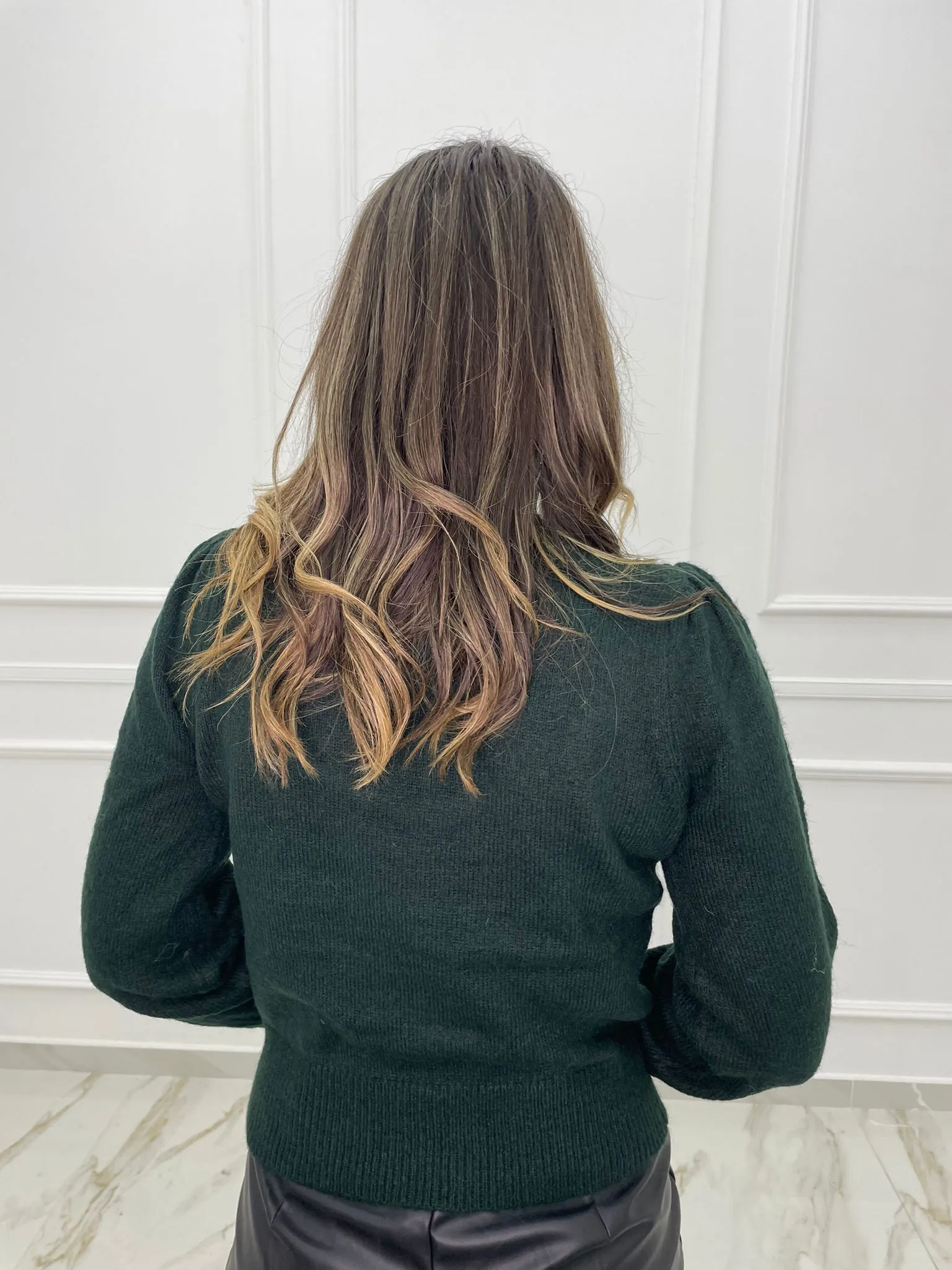 Maglia giro collo con perle e spalle a sbuffo