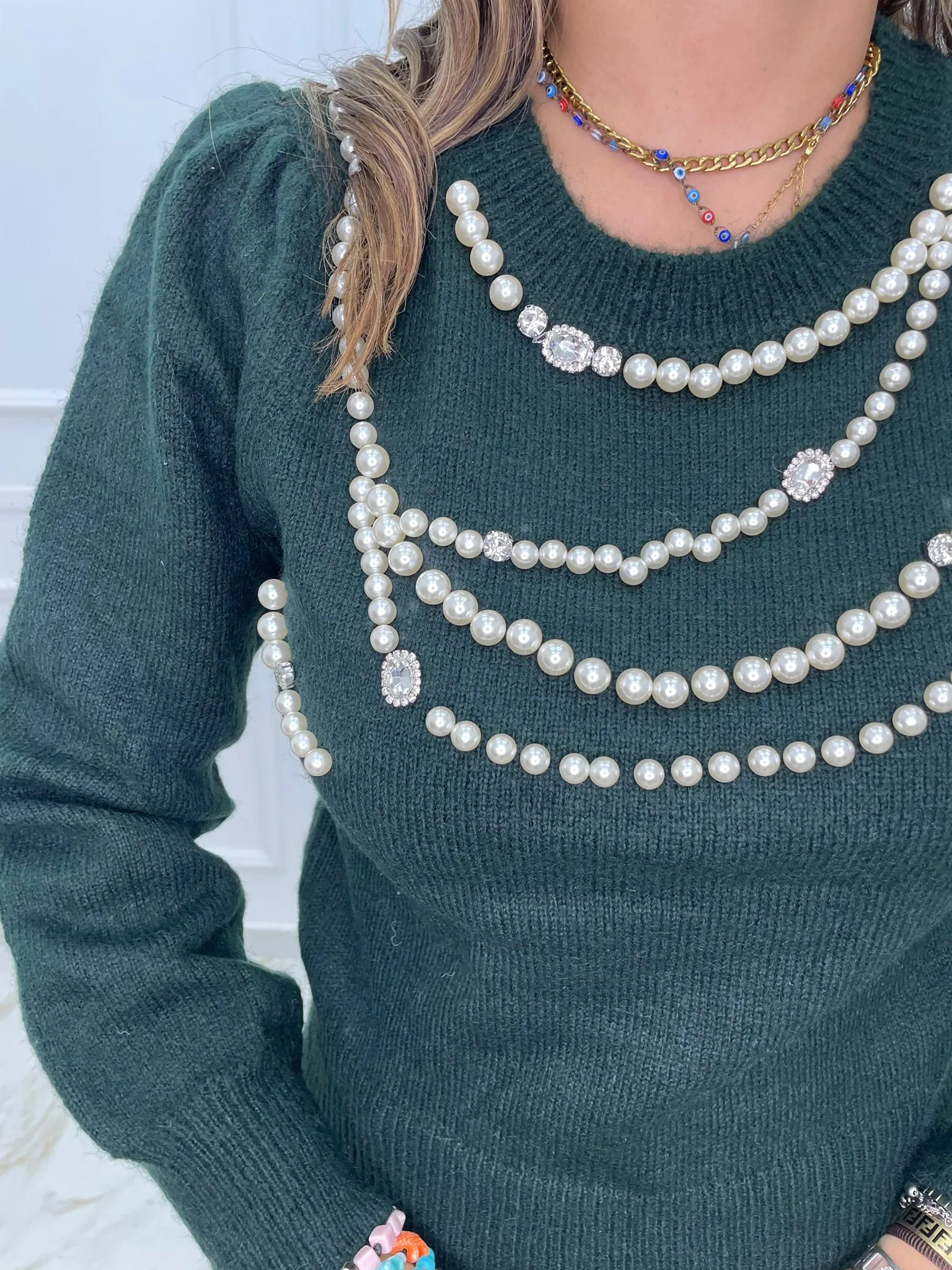 Maglia giro collo con perle e spalle a sbuffo