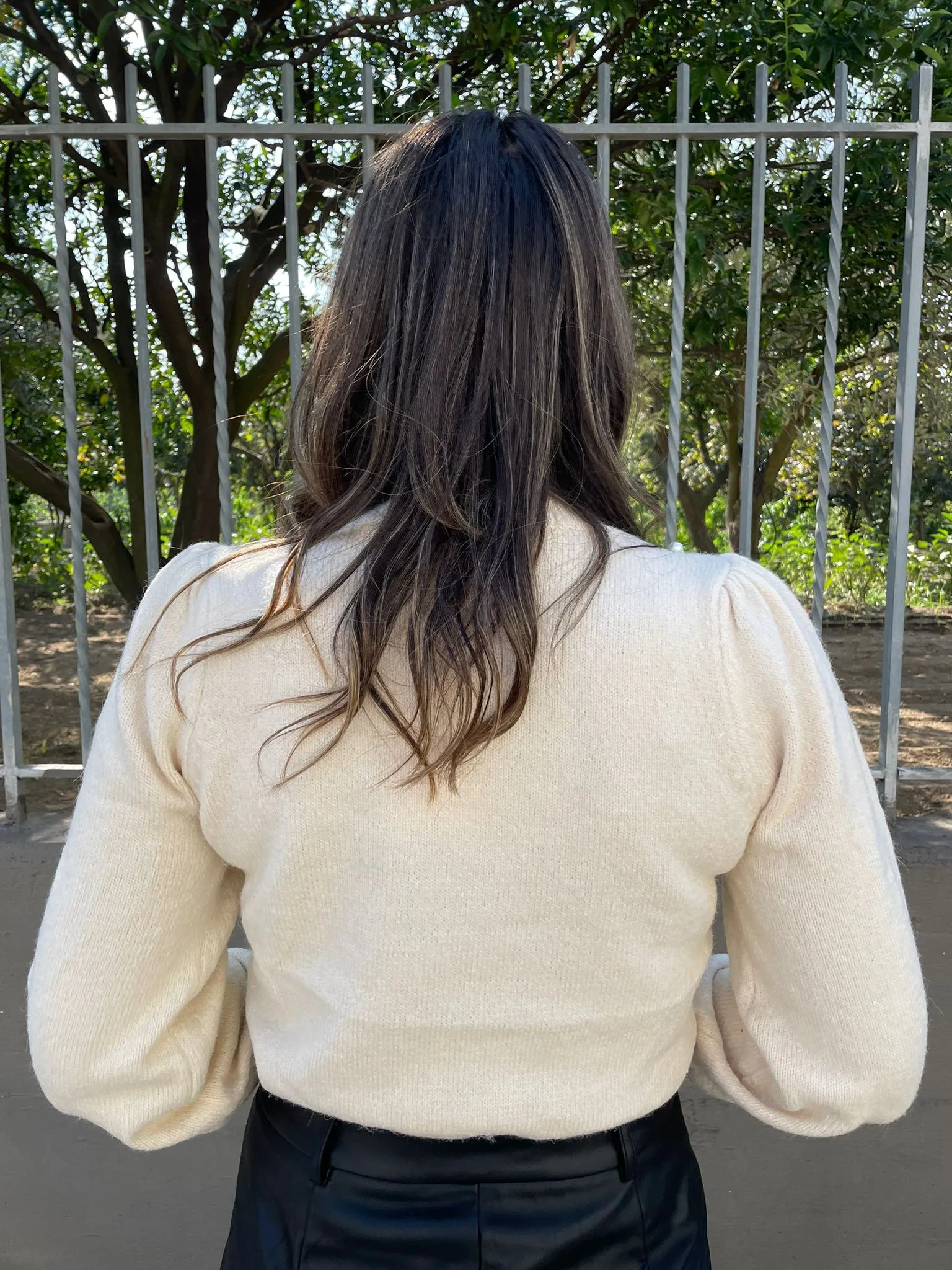 Maglia giro collo con perle e spalle a sbuffo