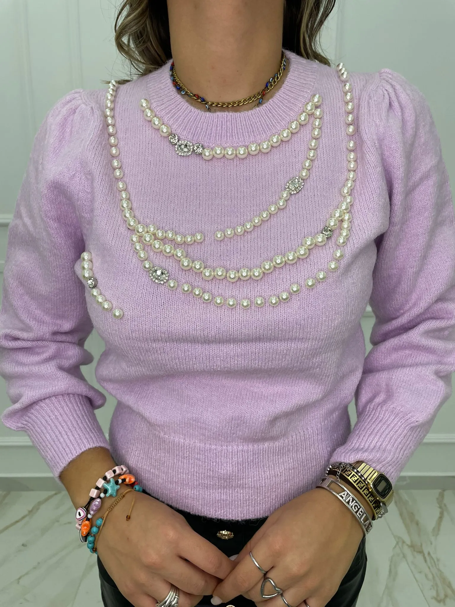 Maglia giro collo con perle e spalle a sbuffo