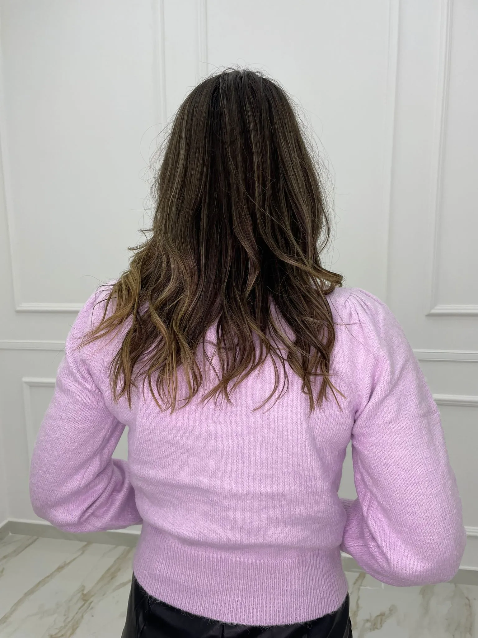 Maglia giro collo con perle e spalle a sbuffo