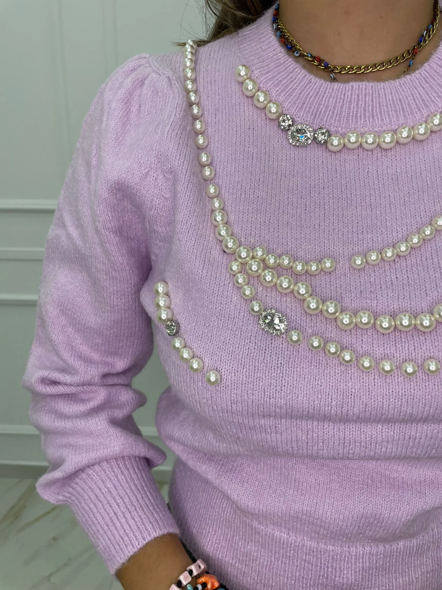 Maglia giro collo con perle e spalle a sbuffo