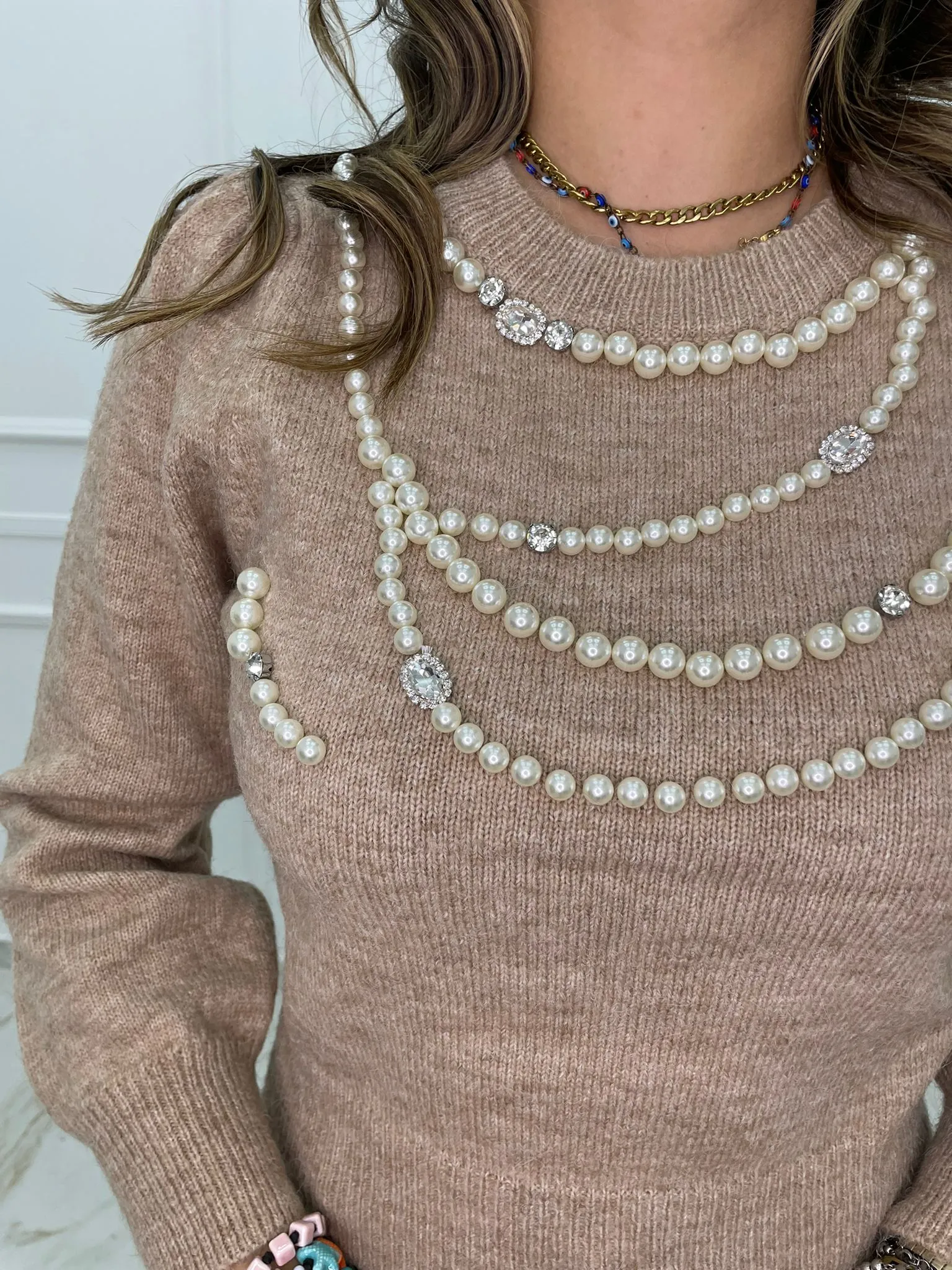 Maglia giro collo con perle e spalle a sbuffo