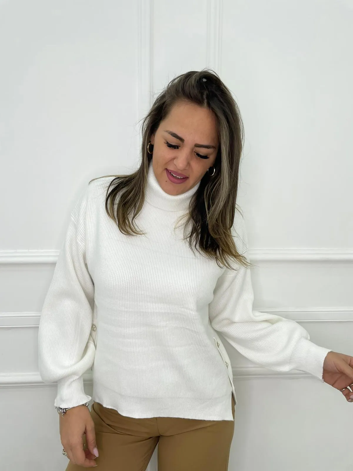 Maglione over collo alto asimmetrico sotto