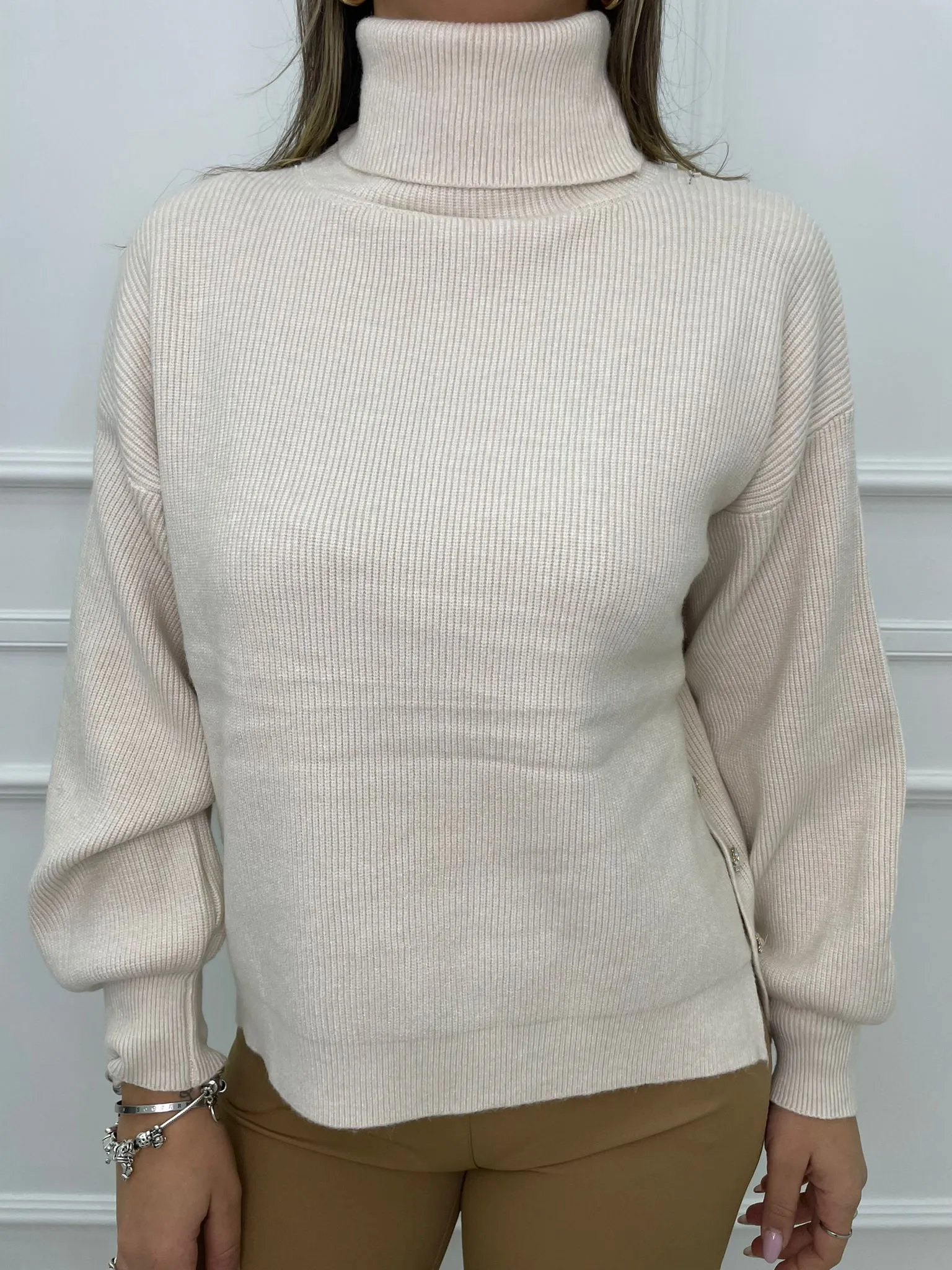 Maglione over collo alto asimmetrico sotto