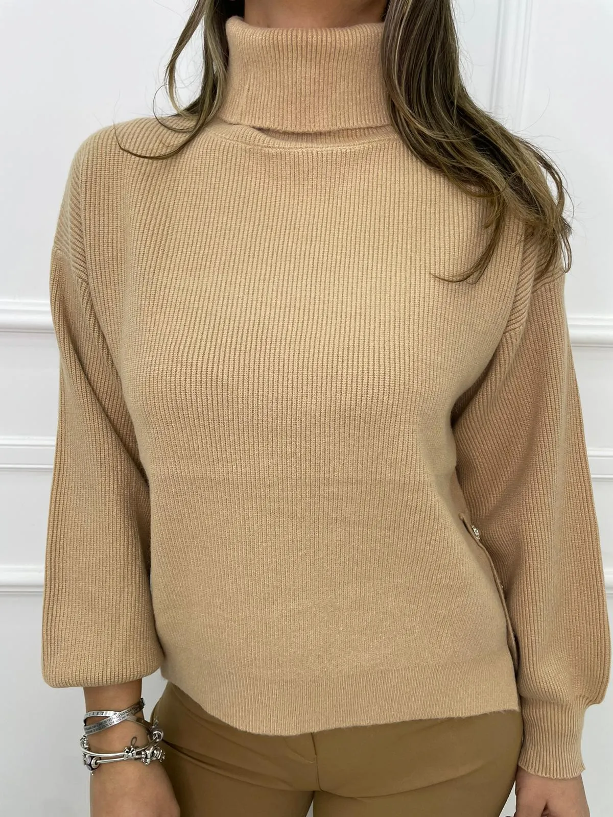 Maglione over collo alto asimmetrico sotto