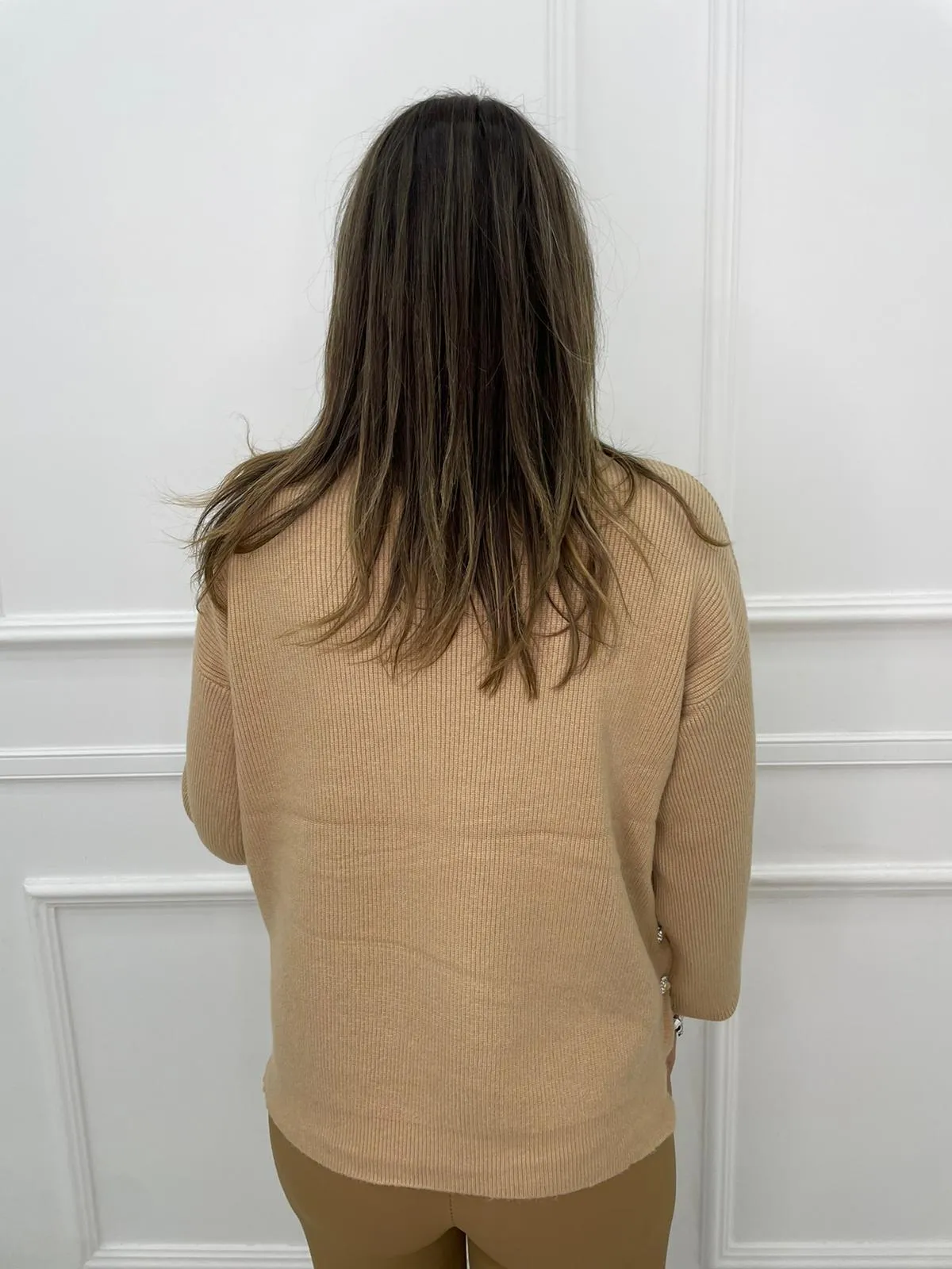 Maglione over collo alto asimmetrico sotto