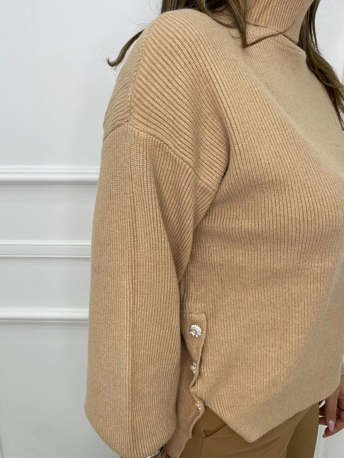 Maglione over collo alto asimmetrico sotto