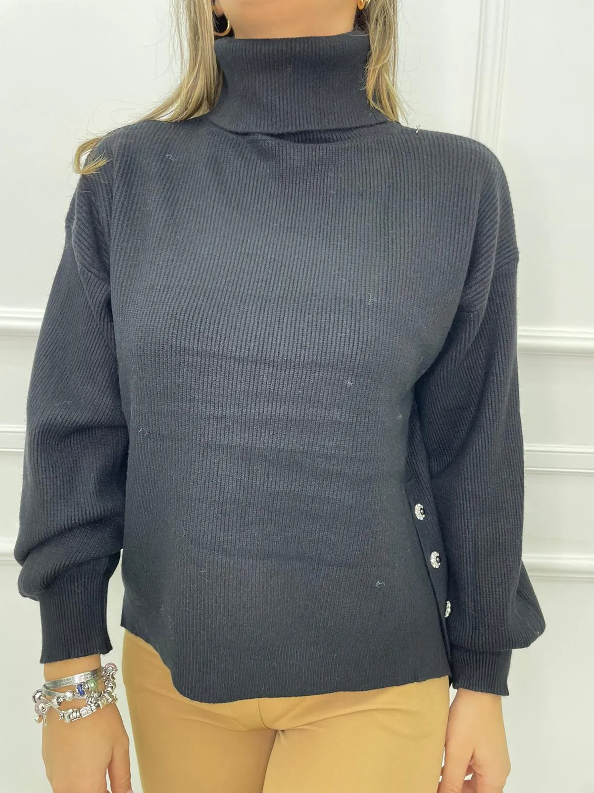 Maglione over collo alto asimmetrico sotto