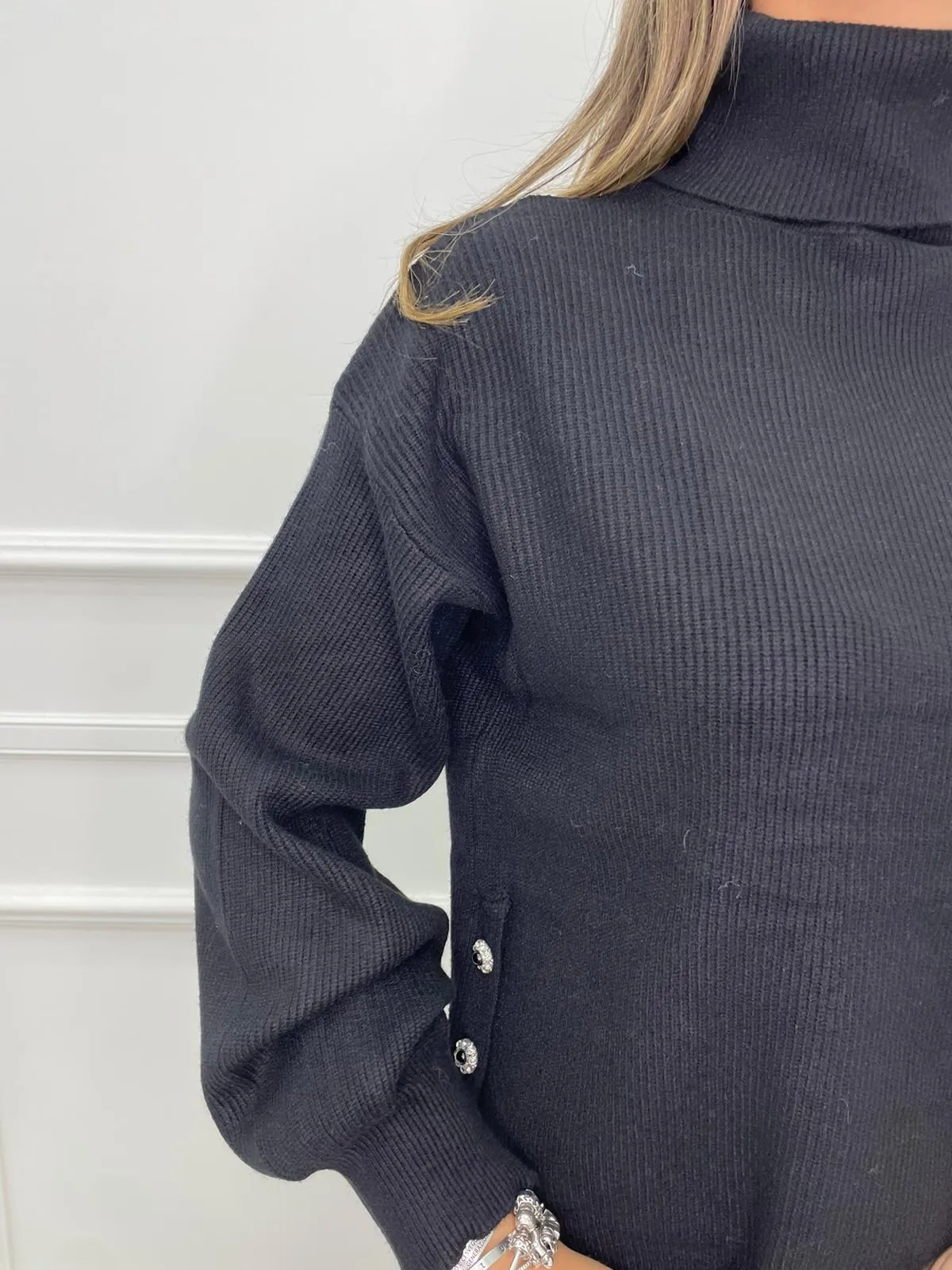 Maglione over collo alto asimmetrico sotto