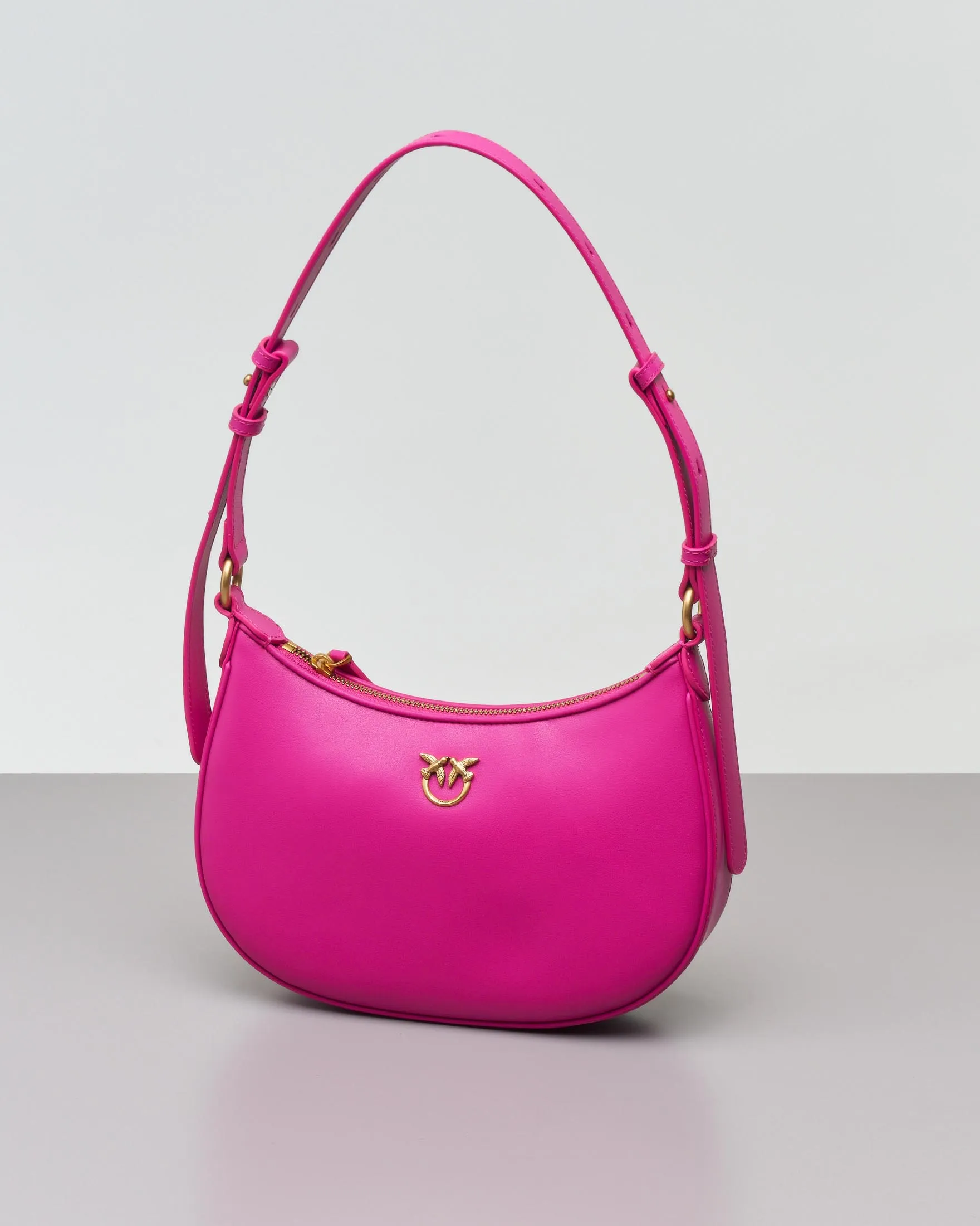 Mini Love Bag Half Moon in pelle liscia rosa bubble con logo Love Birds dorato in metallo frontale