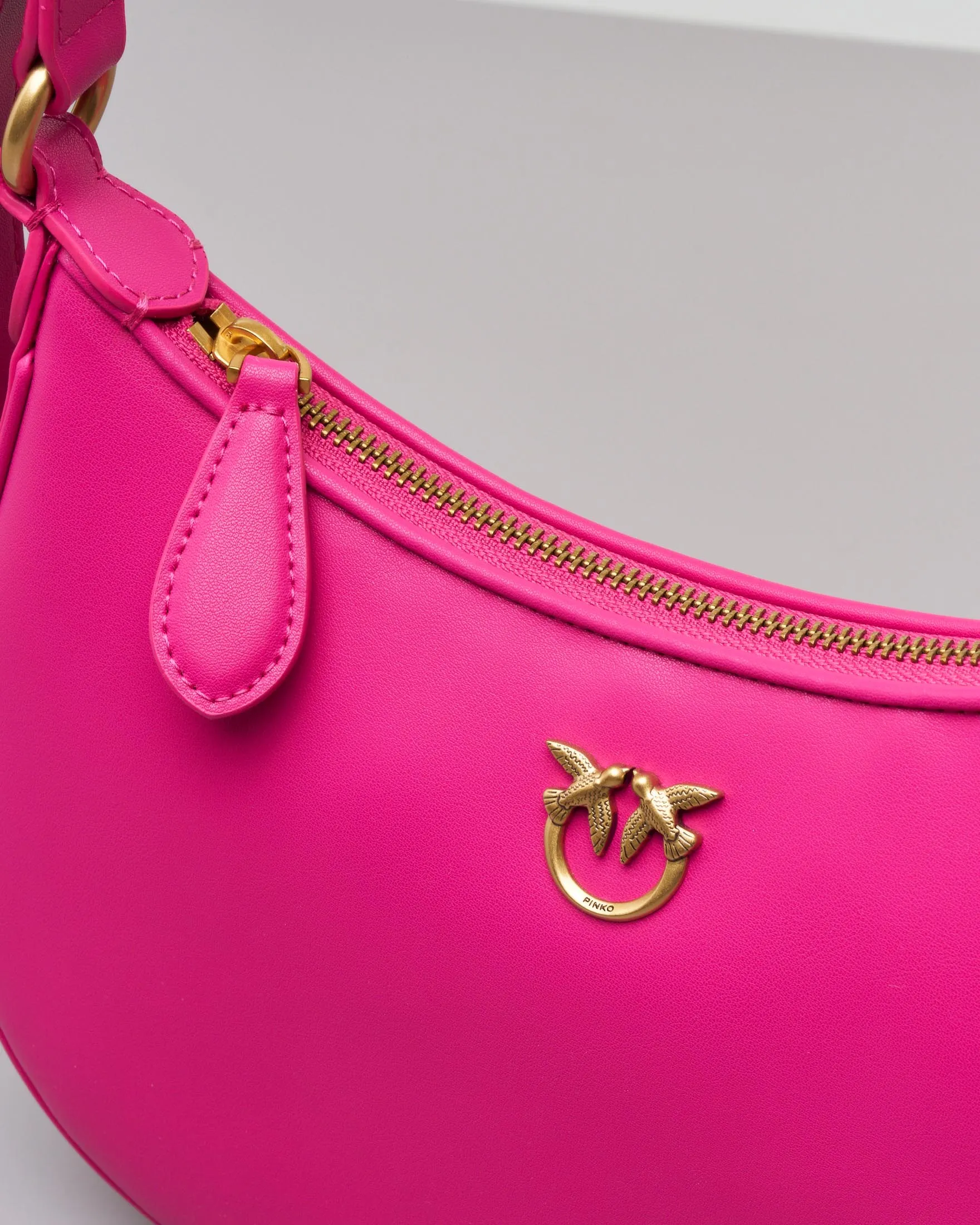 Mini Love Bag Half Moon in pelle liscia rosa bubble con logo Love Birds dorato in metallo frontale