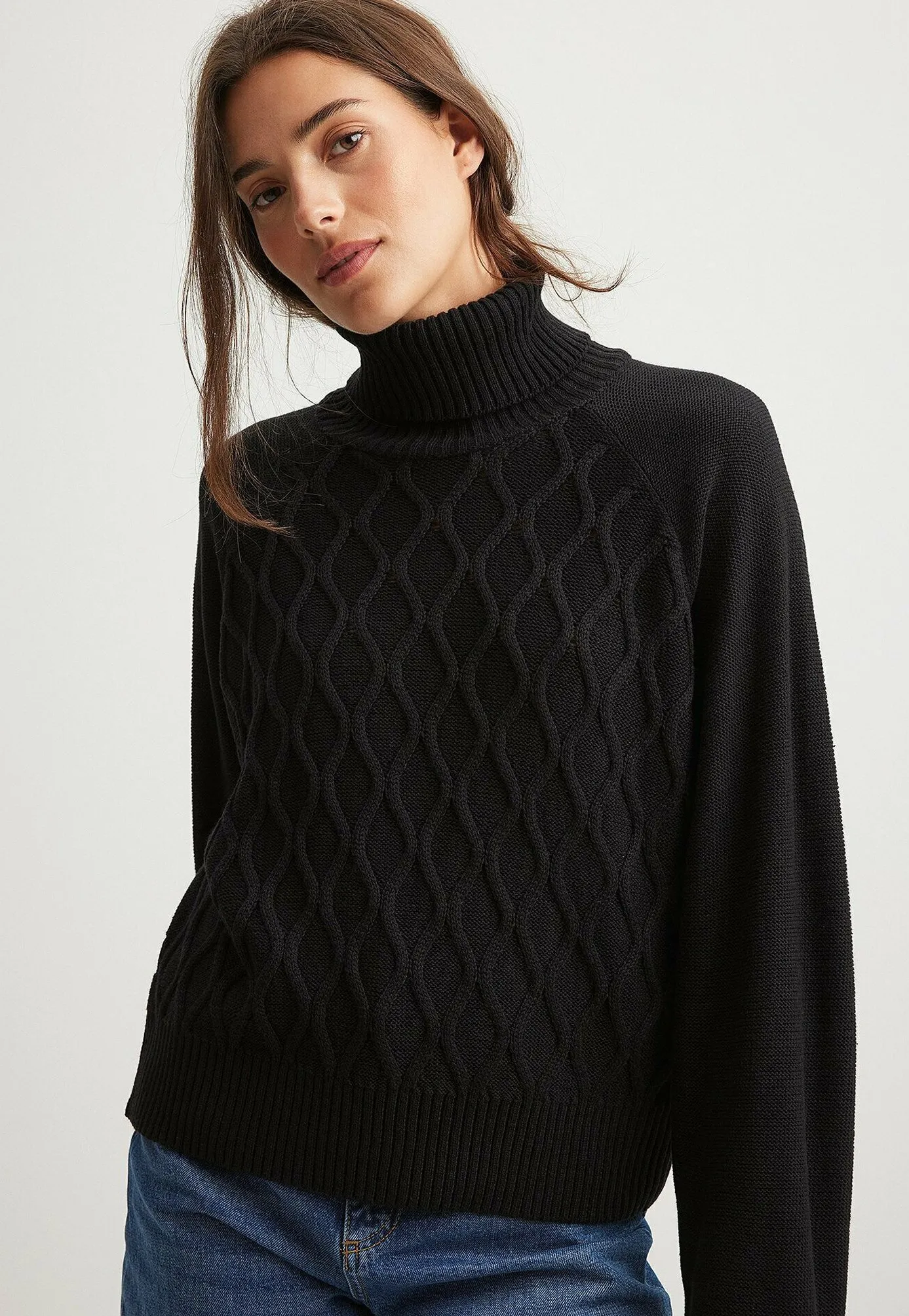 MIT ROLLKRAGEN UND ZOPFMUSTER - Maglione