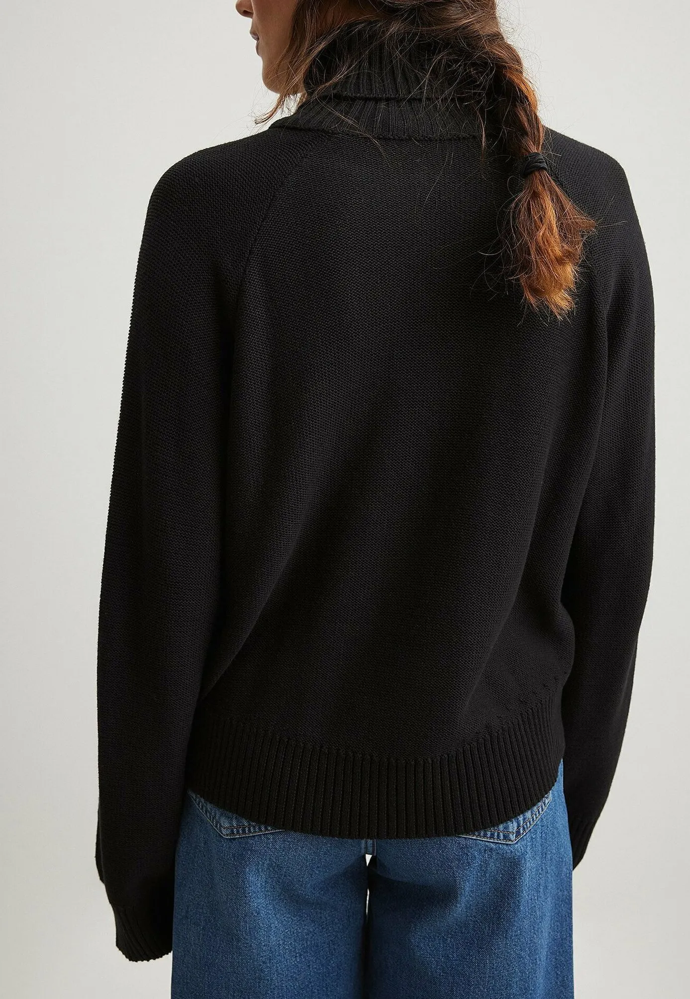 MIT ROLLKRAGEN UND ZOPFMUSTER - Maglione