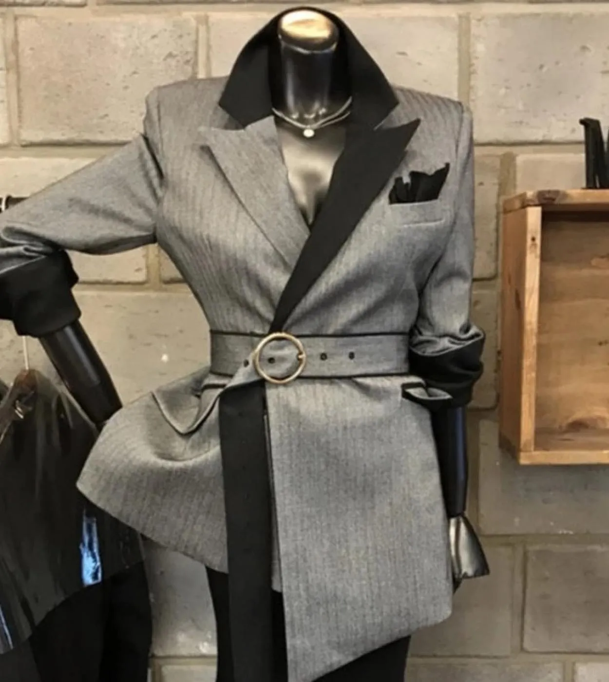 New Ladies Fashion Blazer con intaglio a maniche lunghe grigio a righe Cappotto da donna Outerwearblazers