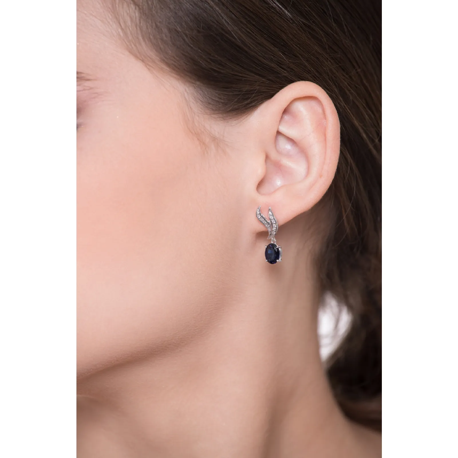 Orecchini con pendente e fiamme in oro bianco 18k con diamanti e zaffiri blu